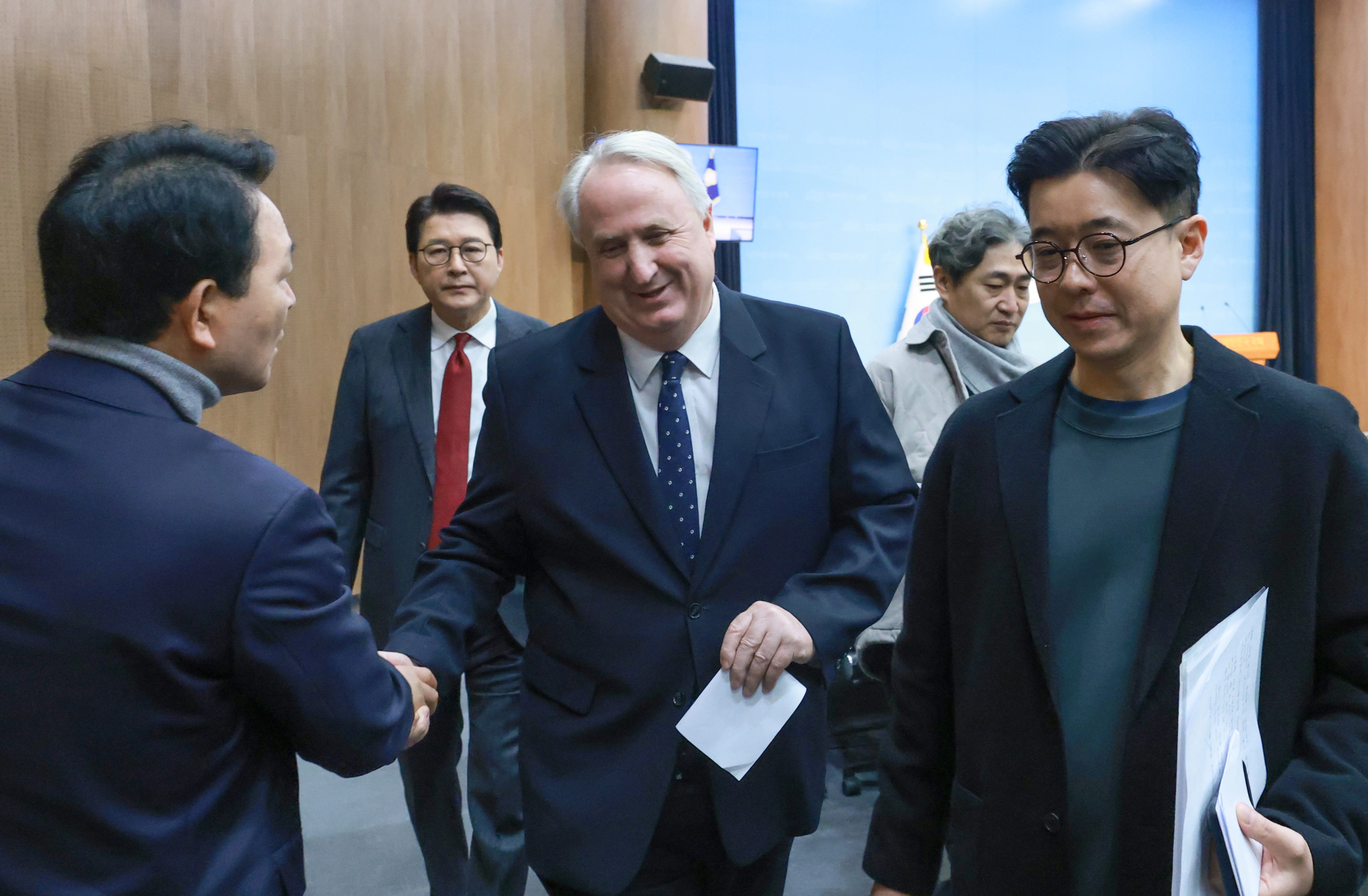 의원직 사퇴 표명한 국민의힘 인요한 의원  국민의힘 인요한 의원이 10일 서울 여의도 국회 소통관에서 의원직 사퇴 발표 기자회견을 마친 후 이동하고 있다.  연합뉴스