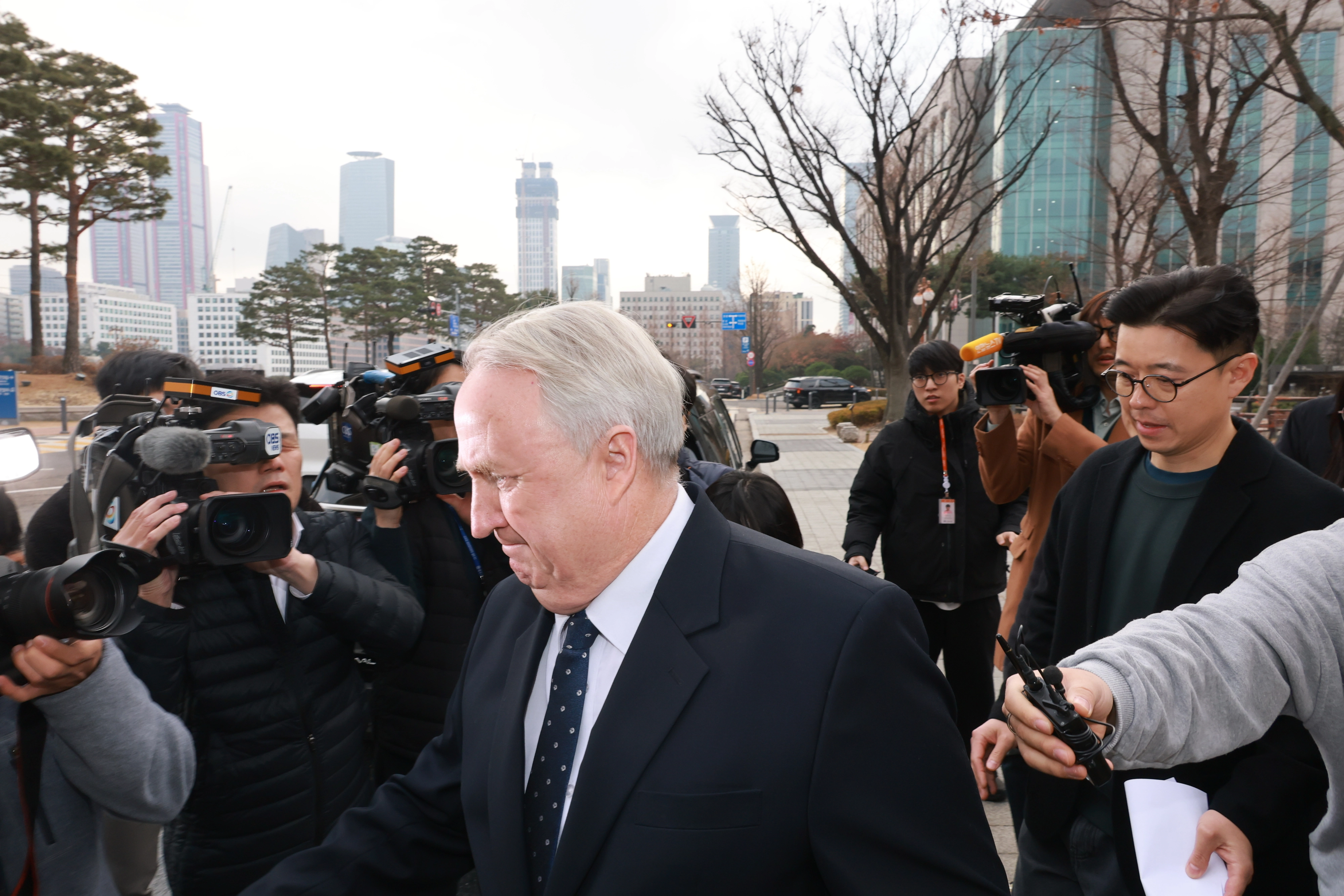 의원직 사퇴 발표 기자회견 마친 인요한 의원  국민의힘 인요한 의원이 10일 서울 여의도 국회 소통관에서 의원직 사퇴 발표 기자회견을 마친 후 차량으로 향하고 있다.  연합뉴스