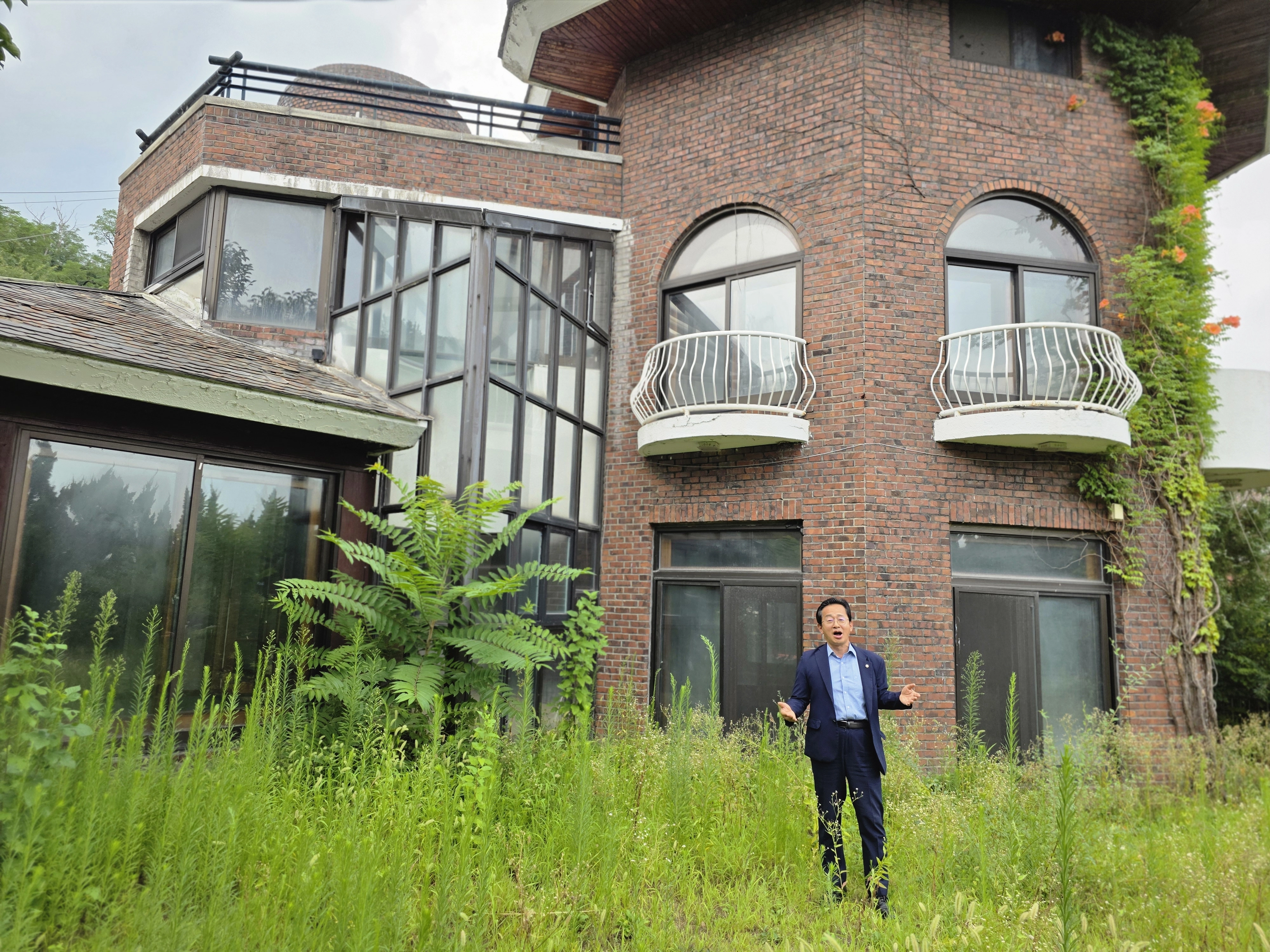 이응주 의원이 김소월 문학관 후보지인  종로구 사직로 7길에 있는 서울시 우수건축자산12호(김중업건축가 설계) 건물 앞에서 김소월의 시 ‘엄마야 누나야’ 노래를 부르고 있다. 사진: 이응주 의원 제공.