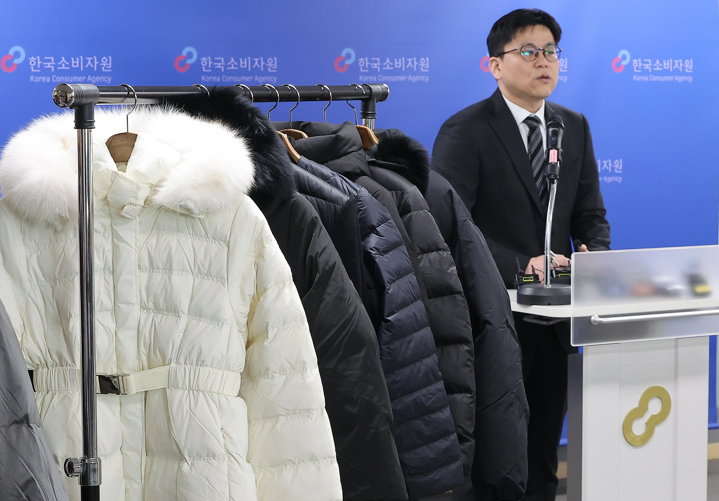 박용희 한국소비자원 생활환경시험국 섬유신소재팀장이 9일 오전 서울 송파구 한국소비자원 서울강원지원에서 진행된 부적합 구스다운 패딩 관련 브리핑을 하고 있다. 2025.12.9 뉴스1