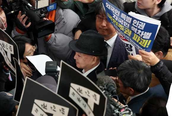 안창호 국가인권위원장이 10일 서울 중구 안중근의사기념관에서 열린 세계인권선언 77주년 2025 인권의 날 기념식에 참석하려다 인권단체 회원들에게 저지당하고 있다. 2025.12.10  공동취재