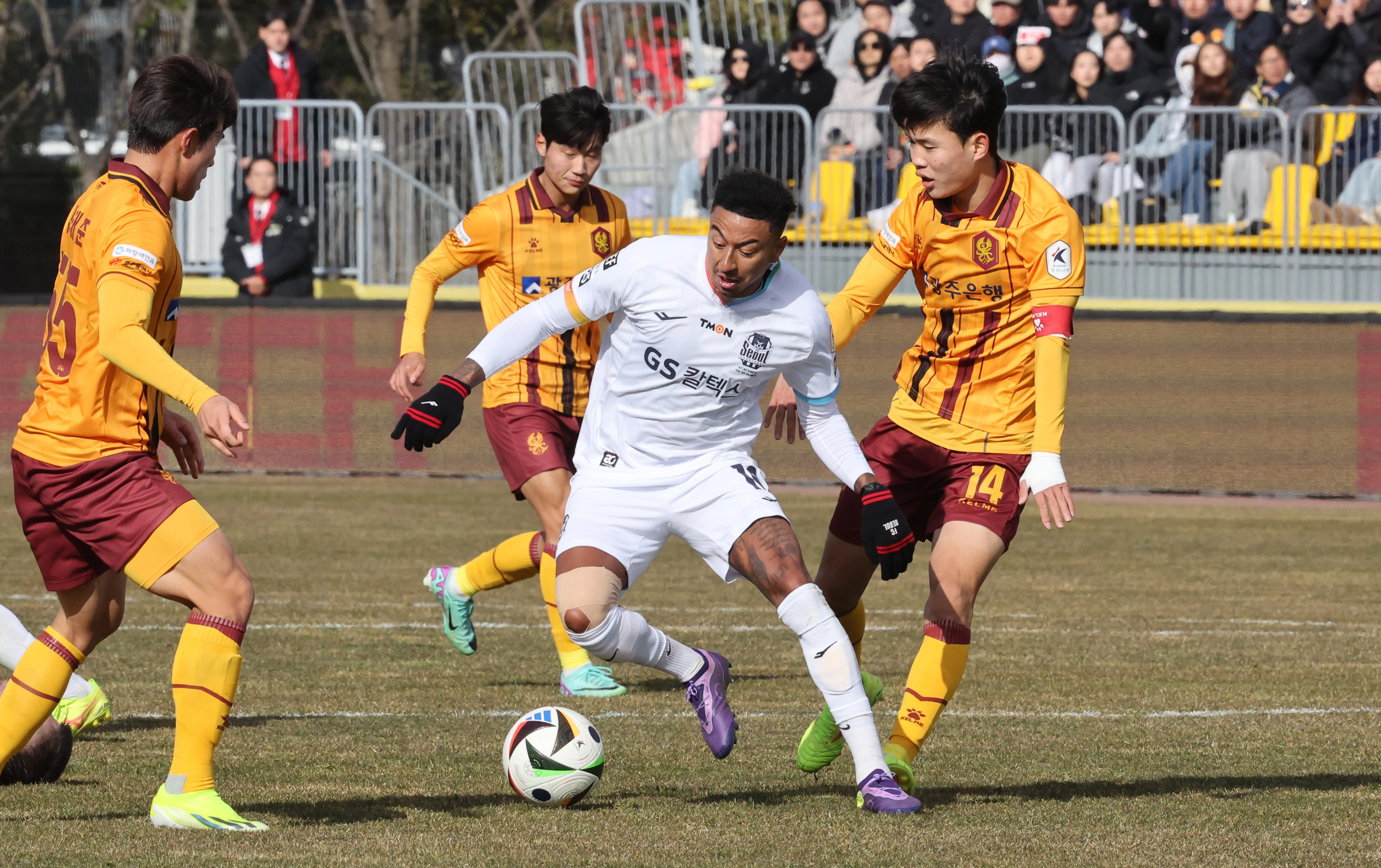 수비 뚫는 서울 린가드  광주축구전용구장에서 열린 하나은행 K리그1 2024 1라운드 광주FC와 FC서울의 후반전 경기에서 서울 린가드가 수비를 뚫고 돌파하고 있다. 2024.3.2 뉴스1