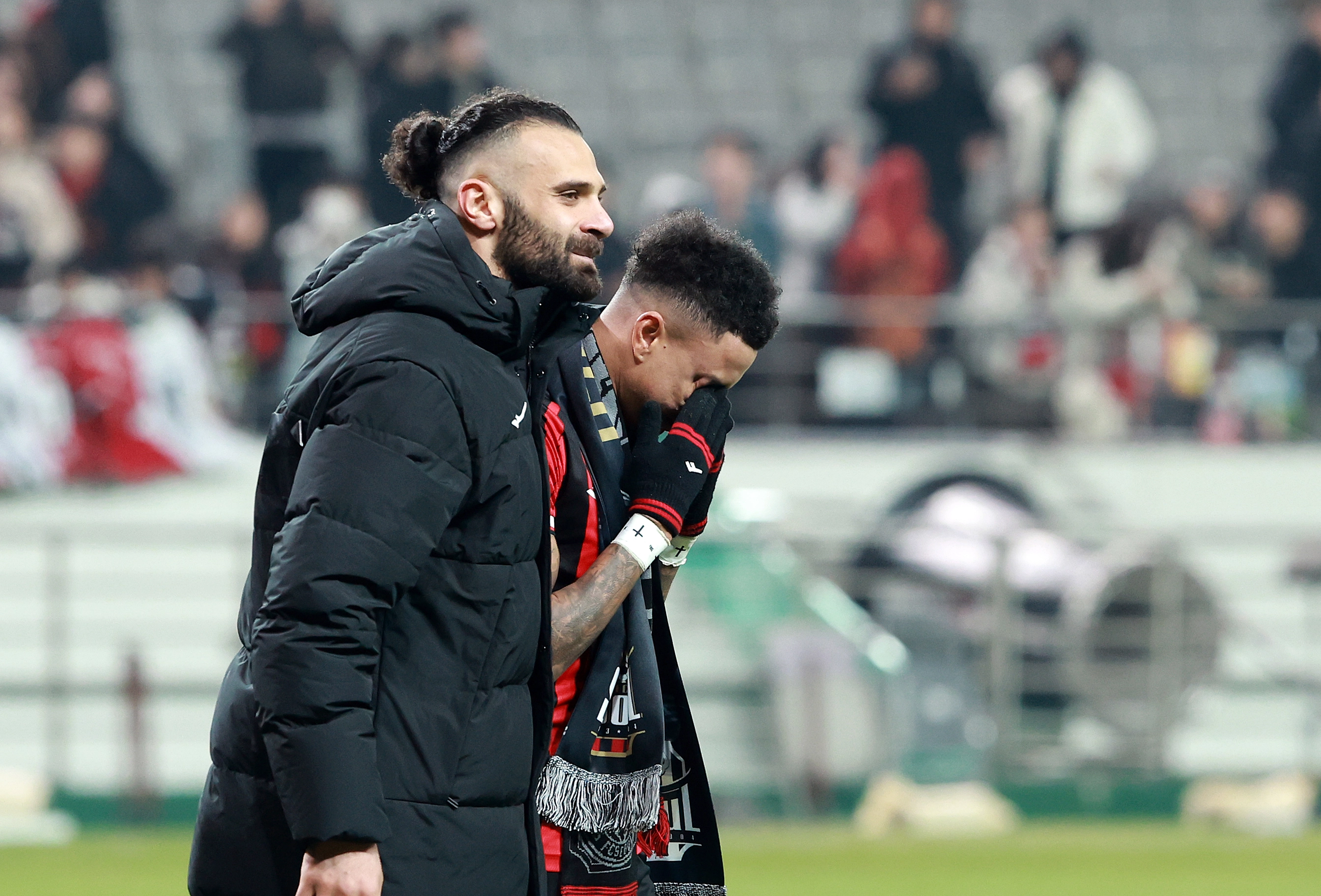 눈물 훔치는 린가드  10일 서울 마포구 월드컵로 서울월드컵경기장에서 열린 2025~2026시즌 아시아축구연맹(AFC) 챔피언스리그 엘리트(ACLE) 리그 스테이지 6차전 FC서울과 멜버른 시티 경기 종료 후 진행된 환송행사에서 눈물을 훔치고 있다. 2025.12.10 뉴스1