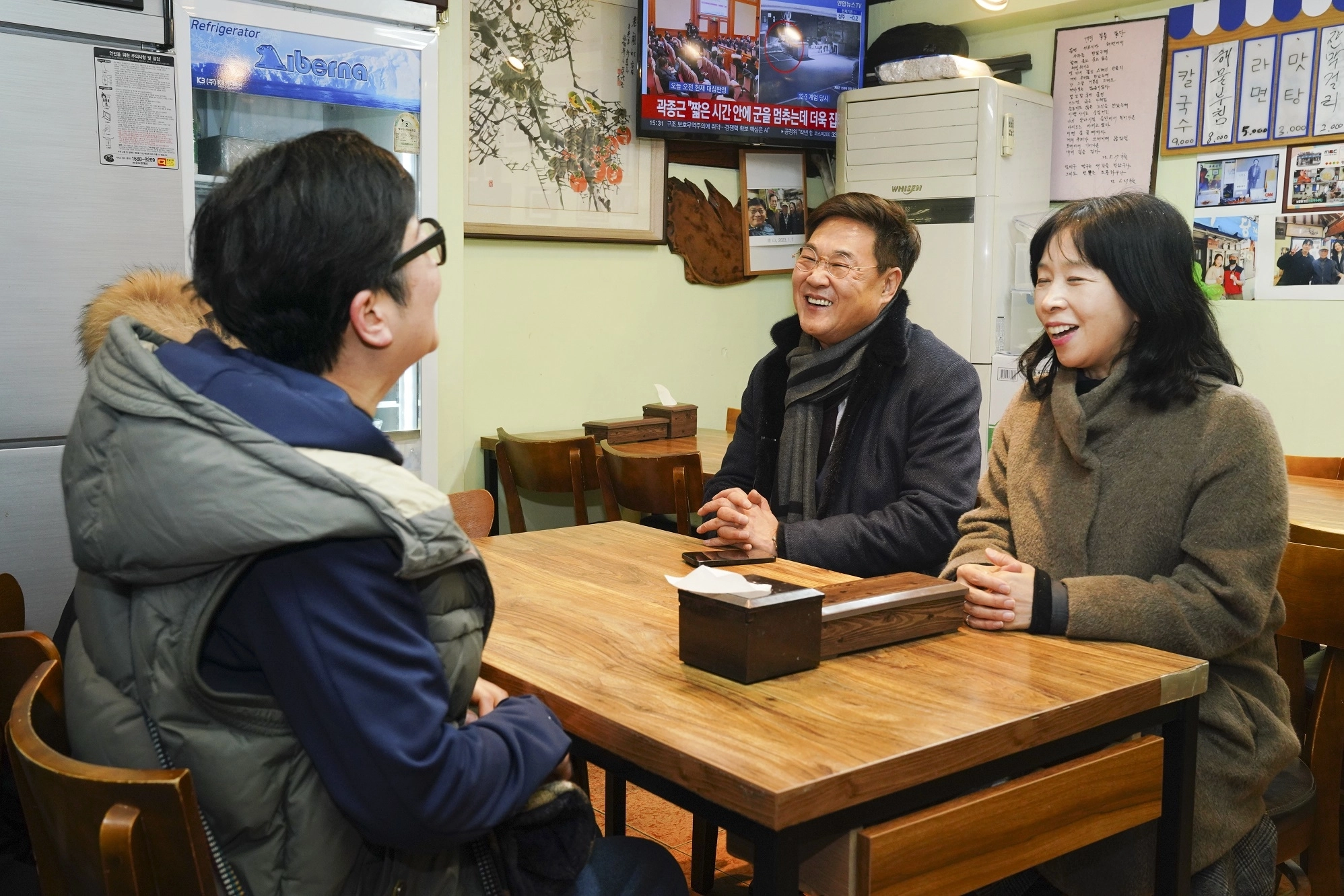종로구 골목 상권  정문헌(오른쪽 두번째) 서울 종로구청장이 북촌계동길의 한 식당을 찾아 상인들과 인사를 나누고 있다. 
종로구 제공