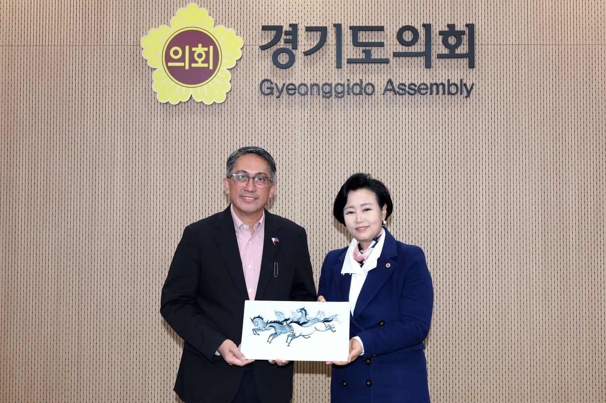 정윤경 부의장이 레오 테레소 마그노 필리핀 민다나오 개발청 장관을 접견하고, 양 기관의 협력을 기원하며 기념품을 전달하고 있다.(사진=경기도의회)