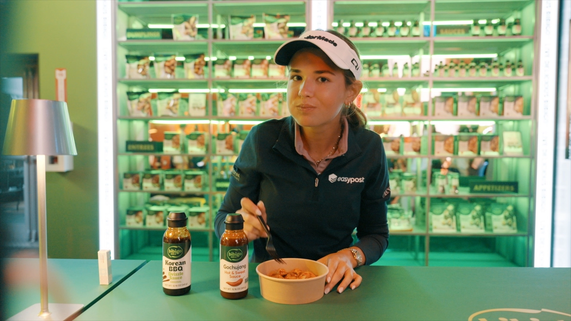 도널드 트럼프 미국 대통령의 손녀인 카이 트럼프가  대회장인 CJ하우스를 방문해 한국문화를 체험하는 모습. CJ그룹 제공