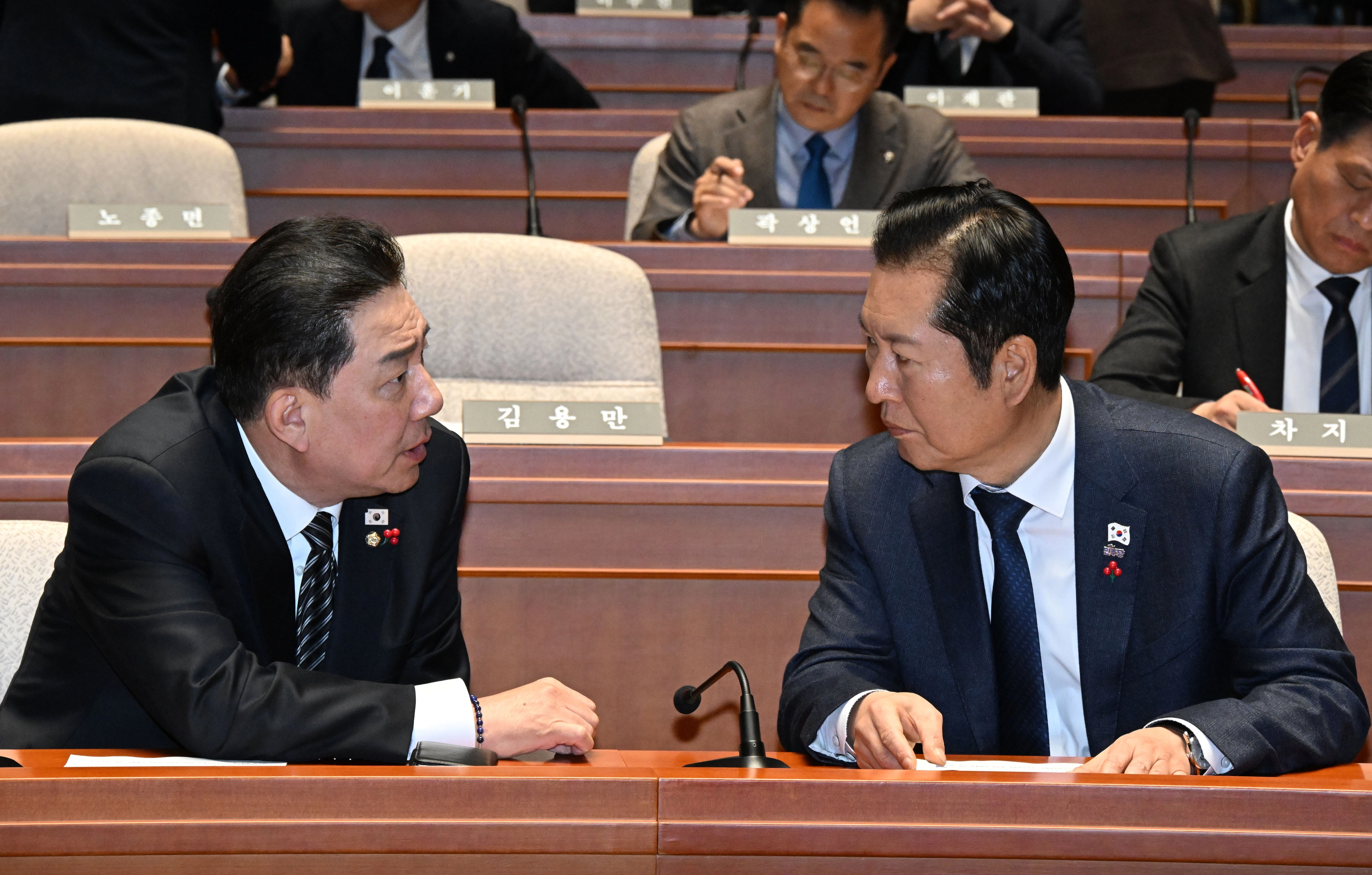 더불어민주당 정청래(오른쪽) 대표와 김병기 원내대표가 11일 본회의에 앞서 열린 민주당 의원총회에서 대화하고 있다.
안주영 전문기자