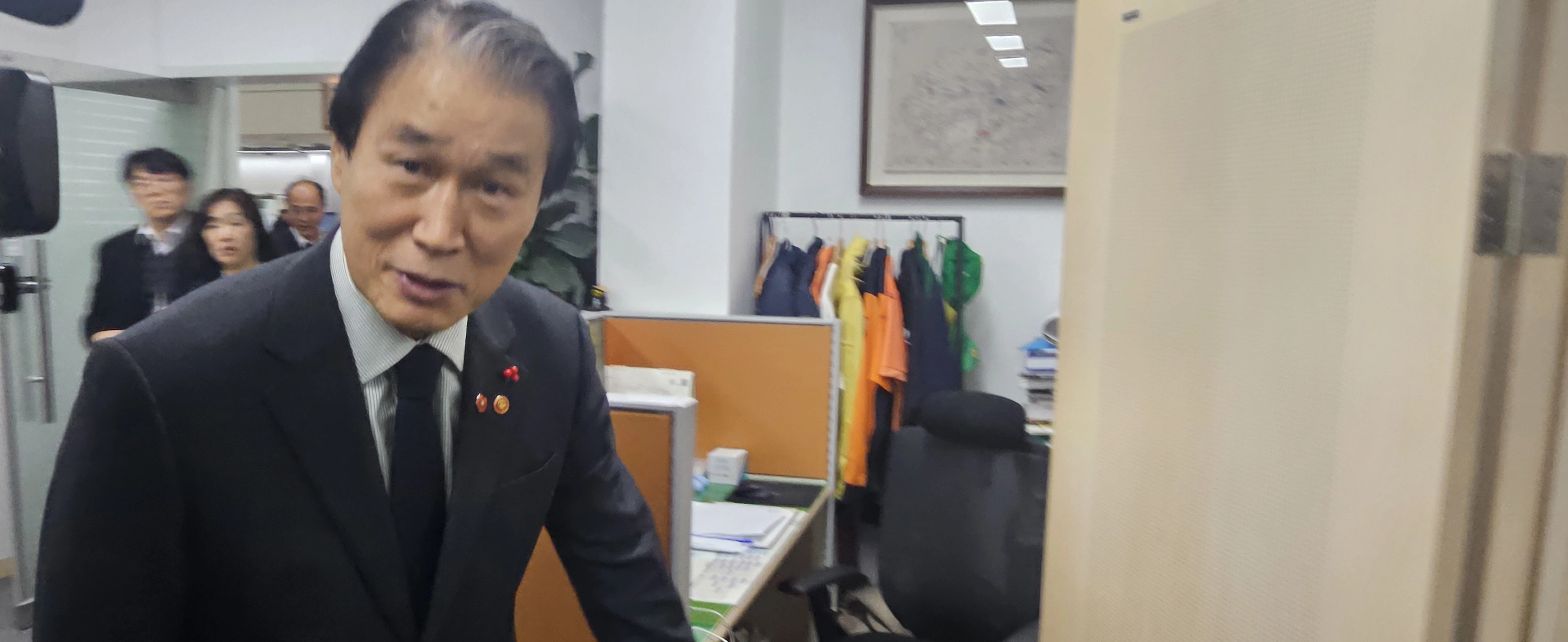 권오을 국가보훈부장관이 11일 오영훈 제주지사의 집무실로 들어서며 기자에게 인사를 하고 있다. 제주 강동삼 기자