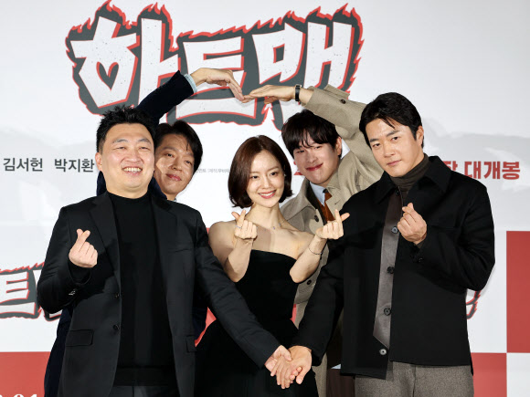 최원섭 감독(왼쪽부터), 배우 박지환, 문채원, 표지훈, 권상우가 11일 서울 광진구 롯데시네마 건대입구점에서 열린 영화 ‘하트맨’ 제작보고회에서 포즈를 취하고 있다. 2025.12.11. 연합뉴스