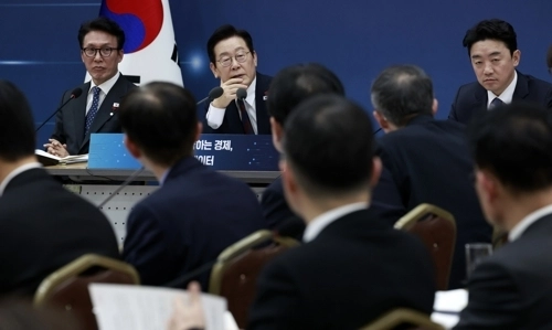 이재명 대통령이 11일 세종시 정부세종컨벤션센터에서 열린 ‘2026년 대도약하는 경제, 신뢰받는 데이터’ 기획재정부(국세청·관세청·조달청)-국가데이터처 업무보고에서 발언하고 있다. 2025.12.11 
대통령실통신사진기자단