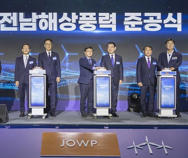 전라남도 신안군 자은도 라마다프라자호텔에서 열린 전남해상풍력 1단지 준공식에서 참석자들이 기념촬영을 하고 있다. 왼쪽부터 염성진 SK수펙스추구협의회 커뮤니케이션위원장, 이종수 SK이노베이션 E&S 사장, 김성환 기후에너지환경부 장관, 김영록 전남도지사, 김대인 신안군수 권한대행, 이상주 신안군의회 의장.
SK이노베이션 E&S 제공