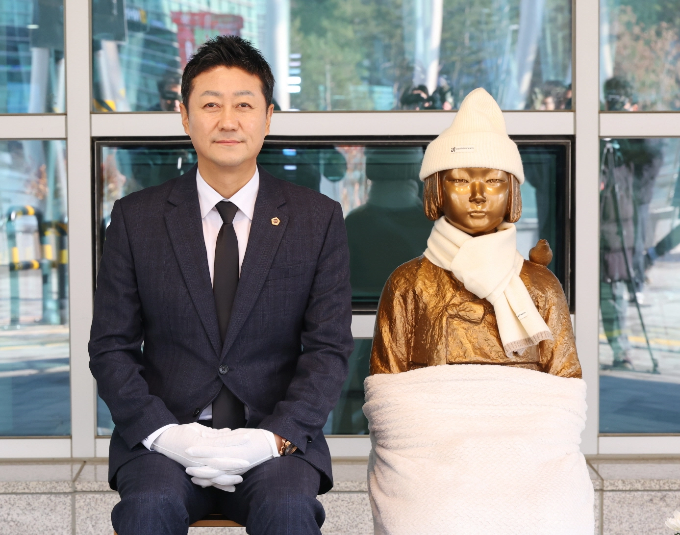 김진경 의장이 도의회 평화의 소녀상 건립 7주년 추모식에서 평화의 소녀상 옆에 앉아 일본군 성노예 피해자들을 기리는 추모의 뜻을 표하고 있다.(사진=경기도의회)