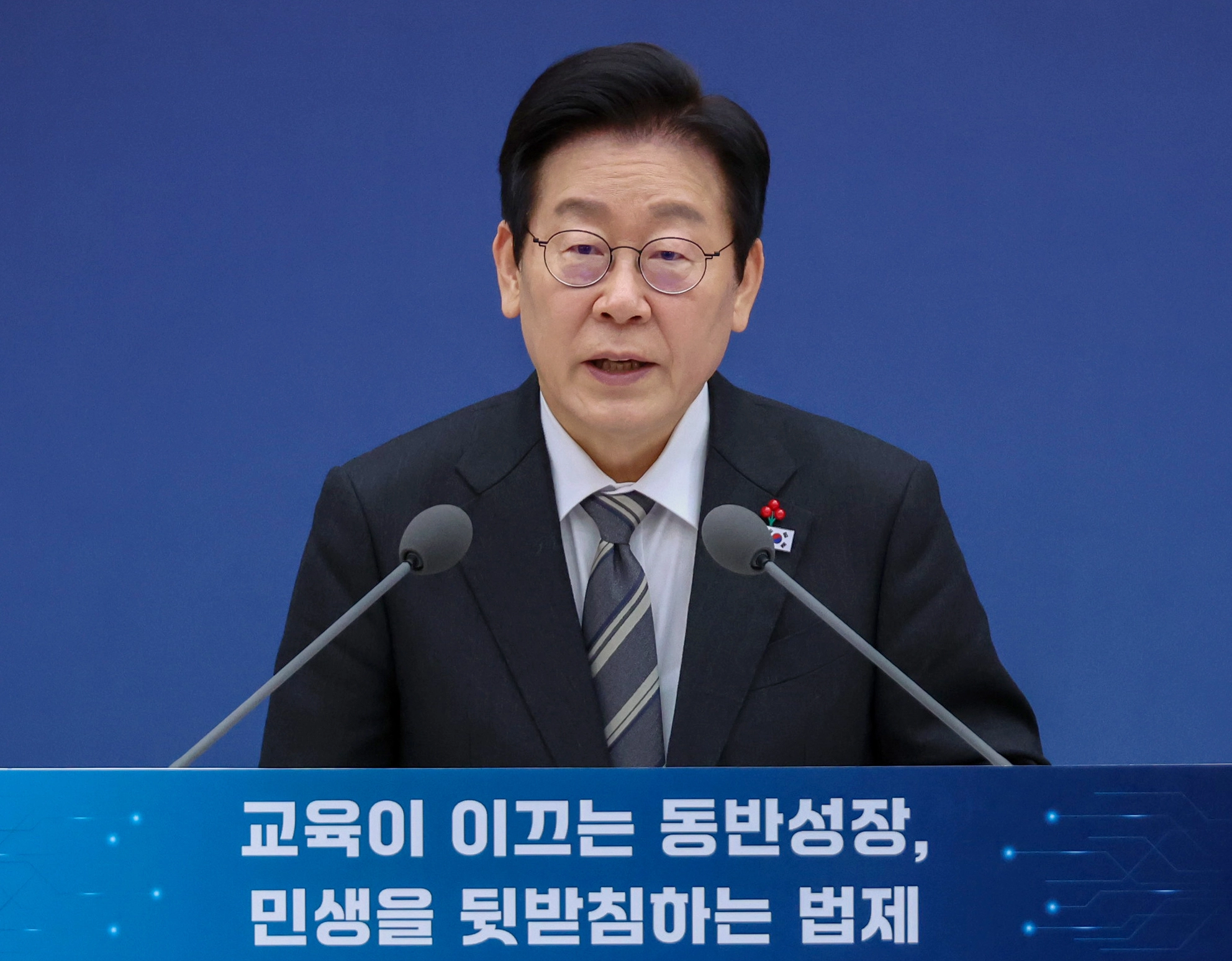 이재명 대통령, 부처 업무보고 발언  이재명 대통령이 12일 세종시 정부세종컨벤션센터에서 열린 교육부·국가교육위원회·법제처 업무보고에서 발언하고 있다. 
세종 연합뉴스