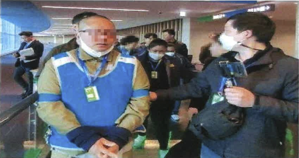백해룡 경정이 공개한 검증조서에 당시 경찰과 말레이시아 마약 운반책들이 현장 검증을 진행하는 모습. 백해룡 경정 제공