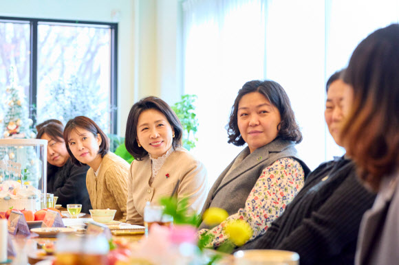 김혜경 여사, 맘스캠프 회원들과 차담회
