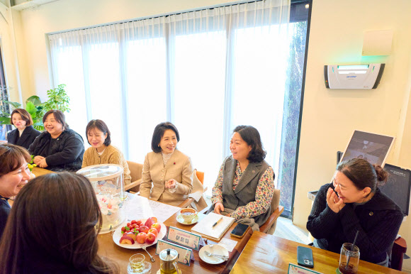 김혜경 여사, 맘스캠프 회원들과 차담회
