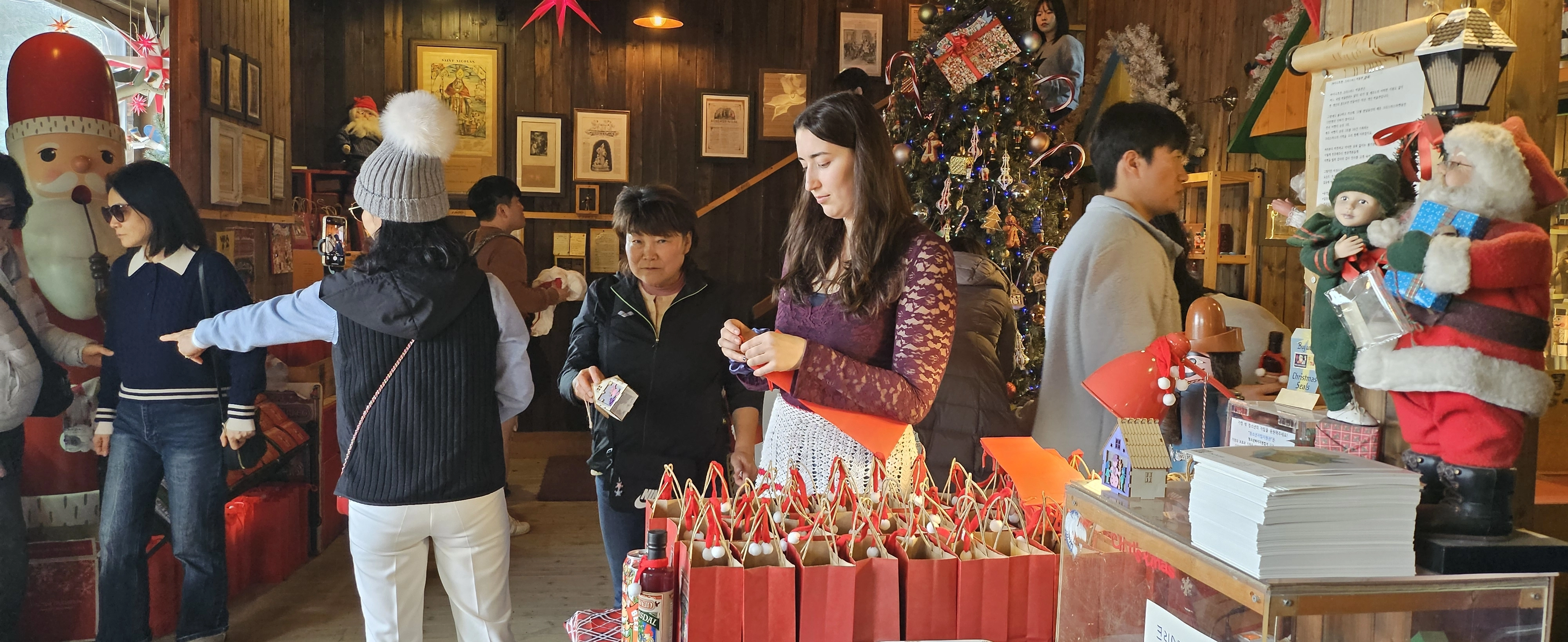 크리스마스박물관 안에는 크리스마스 관련 소품은 물론 제주 한정판 에일맥주, 뱅쇼 등을 판매하고 있다. 제주 강동삼 기자