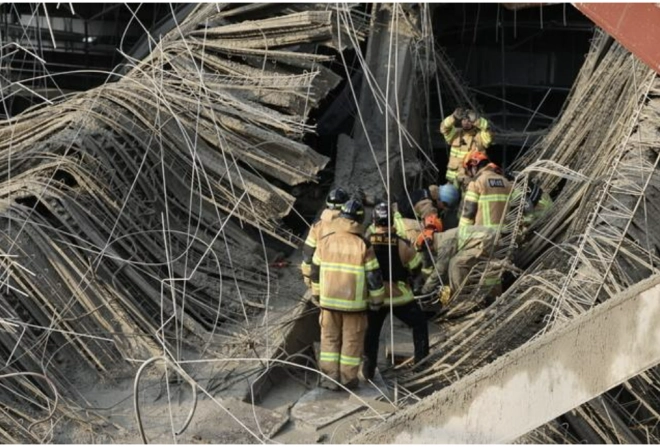 13일 광주대표도서관 붕괴 현장에서 구조대원들이 실종자 수색에 나서고 있다. 광주소방본부 제공