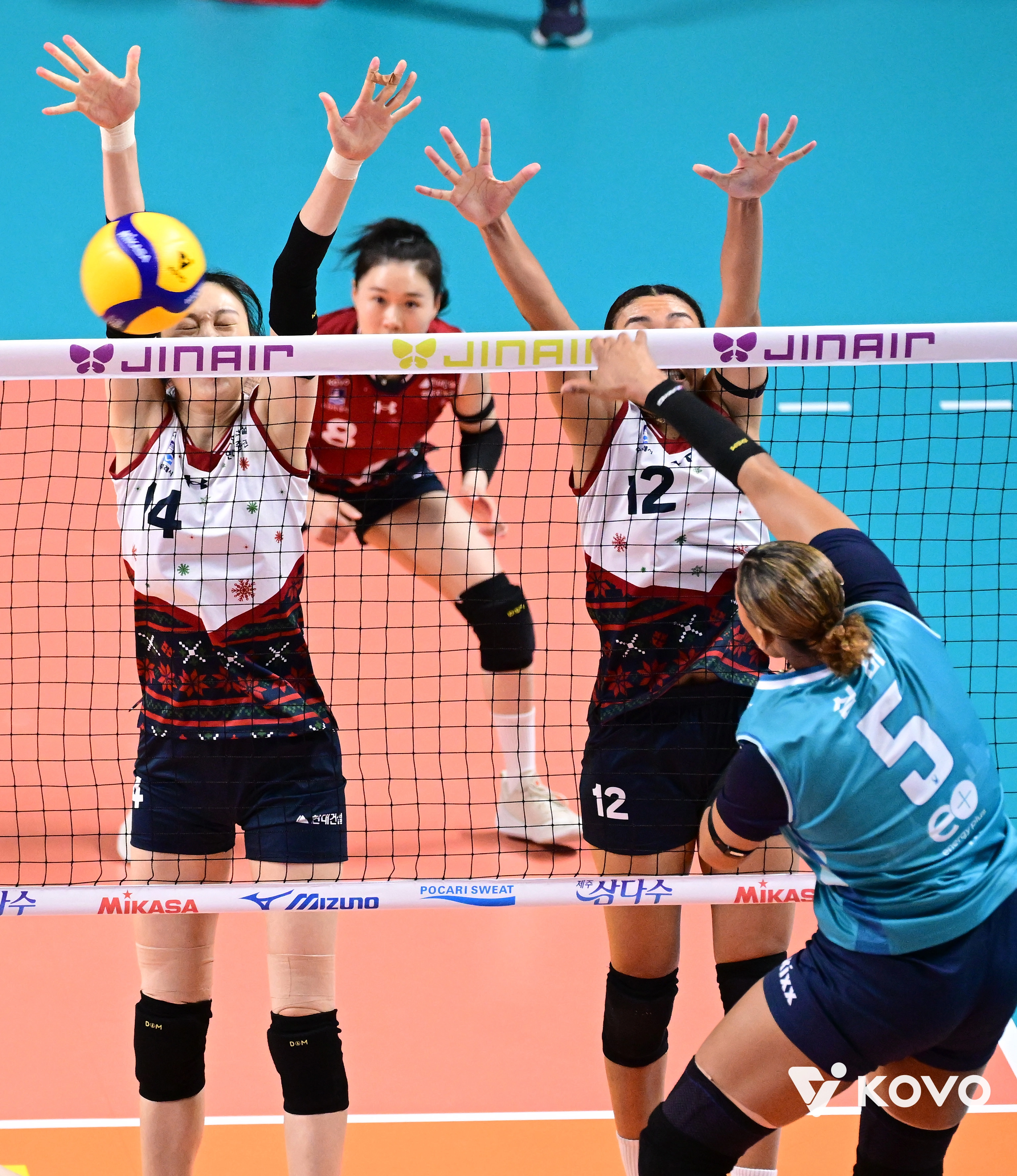 양효진(왼쪽)과 자스티스가 실바의 공격을 블로킹하고 있다. 한국배구연맹 제공