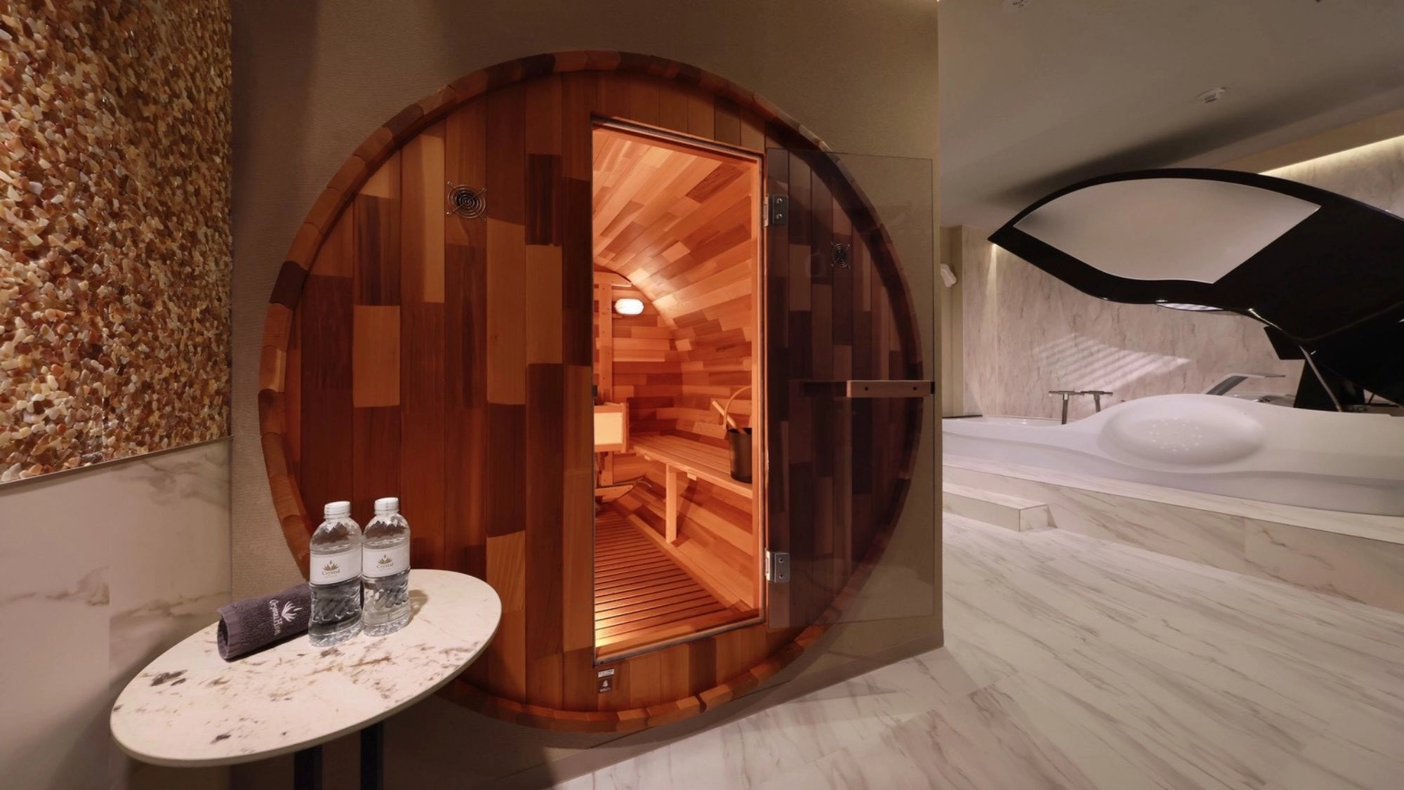 일본 오사카에 위치한 체류형 호텔 ‘도톤보리 크리스탈 호텔3’는 오사카·간사이 만국박람회(엑스포)에서 화제를 모은 ‘미래 인간 세탁기’를 지난 10일부터 도입했다고 밝혔다. 호텔에 설치된 인간 세탁기 모습. 호텔 홈페이지 캡처