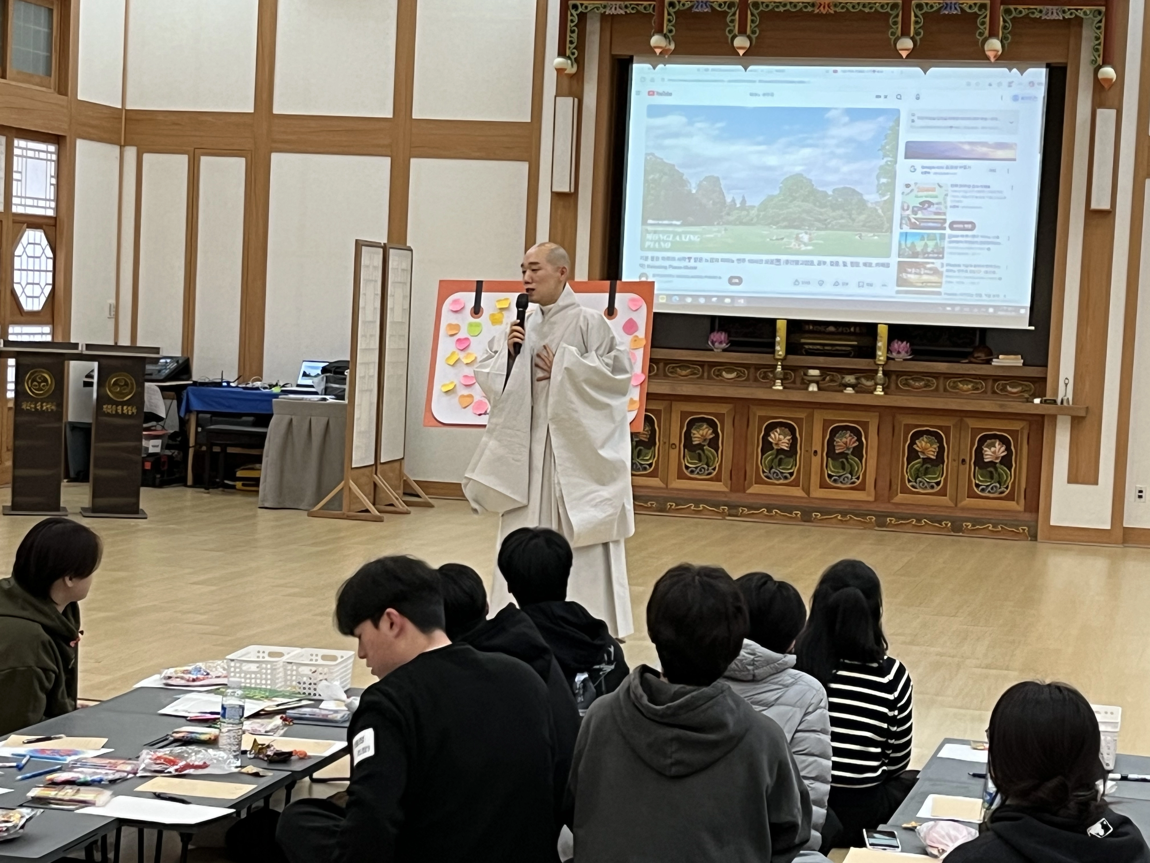 화엄사 홍보국장 범정스님이  K-명상 힐링의 날 참가한 학생들의 고민 상담을 하고 있다.