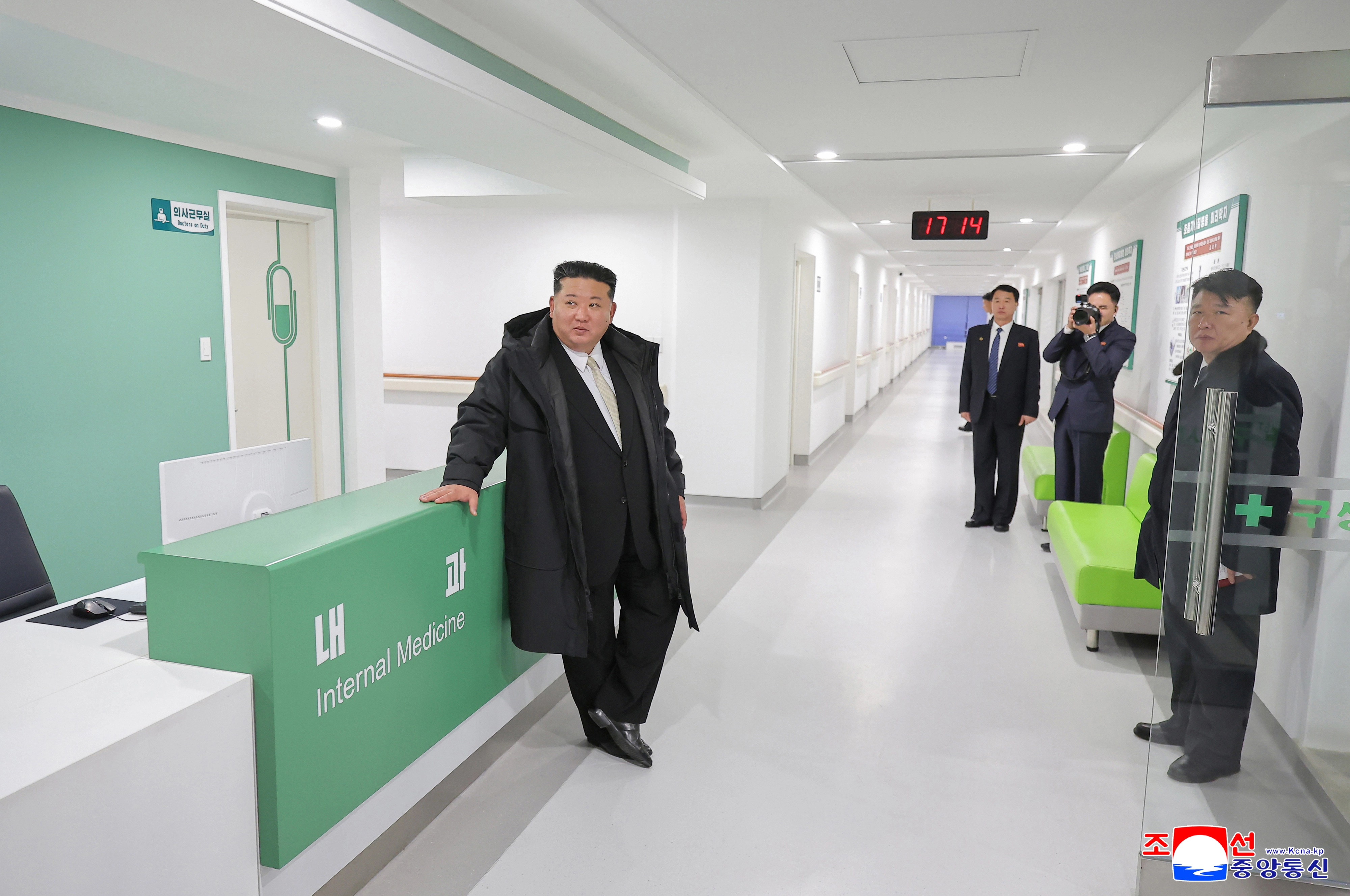 김정은 북한 국무위원장이 13일 진행된 평안북도 구성시병원 준공식에 참석해 준공 테이프를 끊고 병원을 둘러보며 만족해하고 있다. 평양 조선중앙통신 연합뉴스