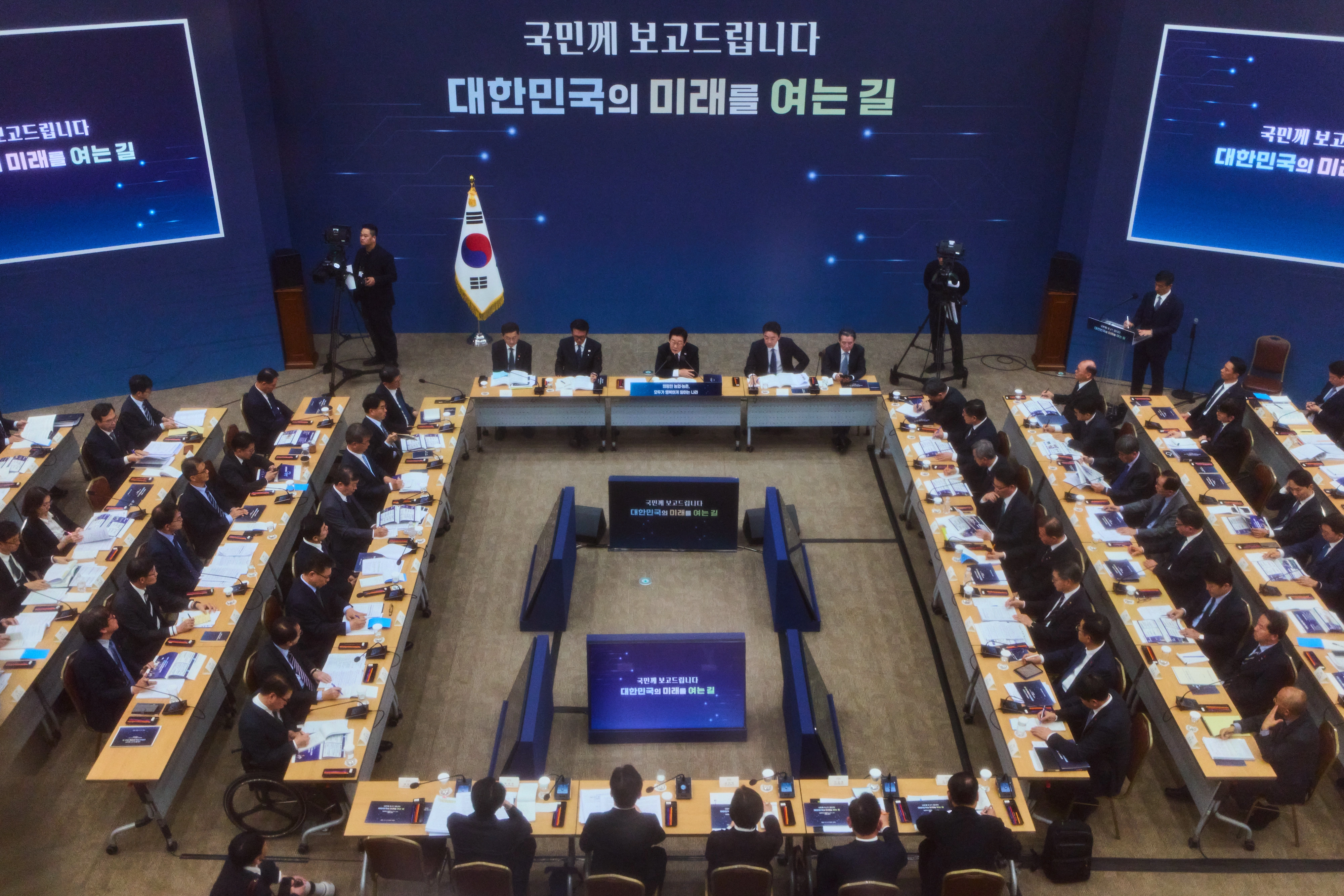 이재명 대통령 ‘희망찬 농업·농촌, 모두가 행복하게 일하는 나라’  이재명 대통령이 11일 세종시 정부세종컨벤션센터에서 열린 ‘희망찬 농업·농촌, 모두가 행복하게 일하는 나라’ 농림축산식품부(농촌진흥청·산림청)-고용노동부 업무보고에서 발언하고 있다. 2025.12.11 대통령실 제공