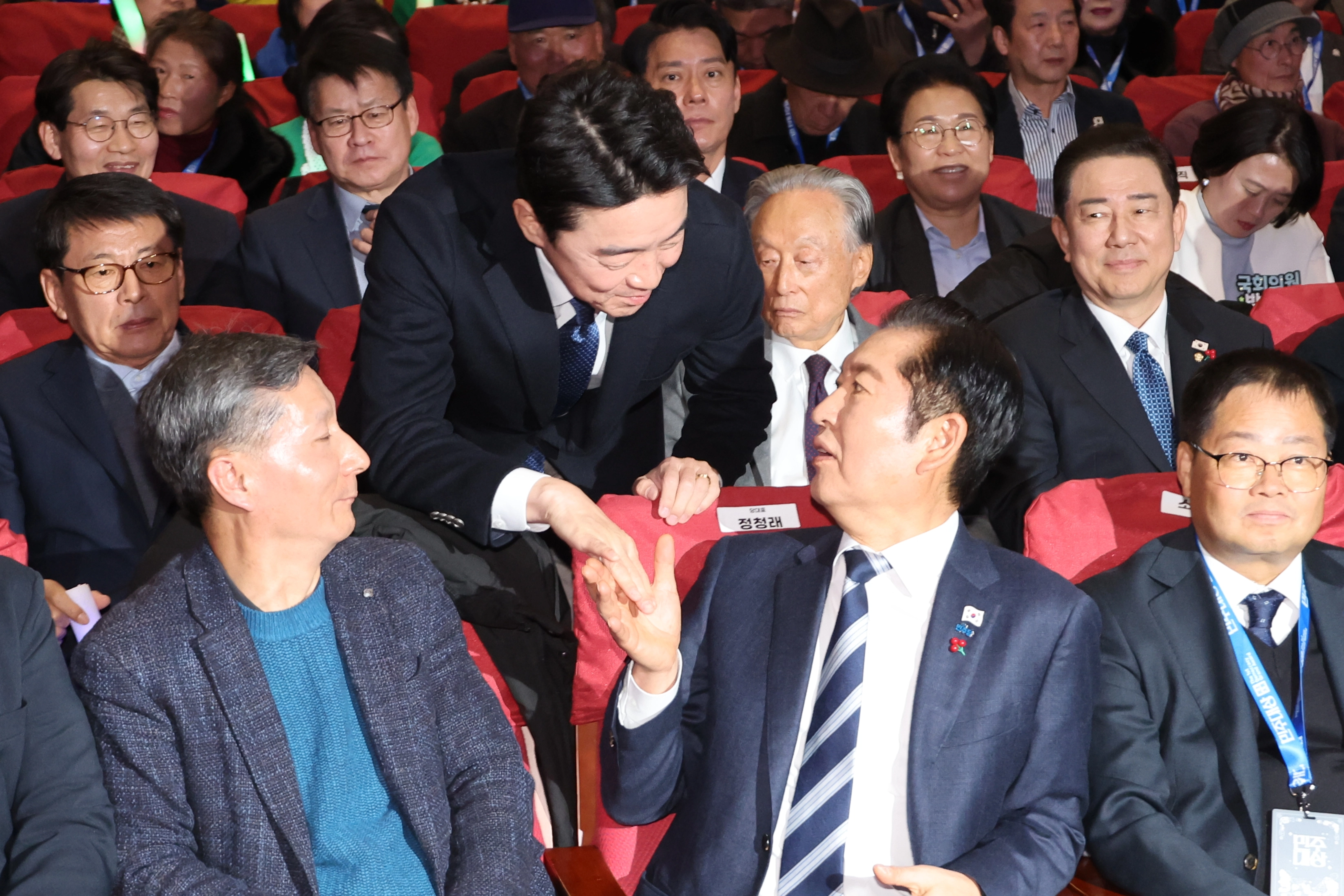 강훈식 비서실장과 악수하는 정청래 대표  정청래 더불어민주당 정청래 대표가 14일 국회의원회관에서 열린 ‘더불어민주당 창당 70주년 기념 당원의 날 행사’에 참석한 강훈식 대통령 비서실장과 악수하고 있다. 2025.12.14