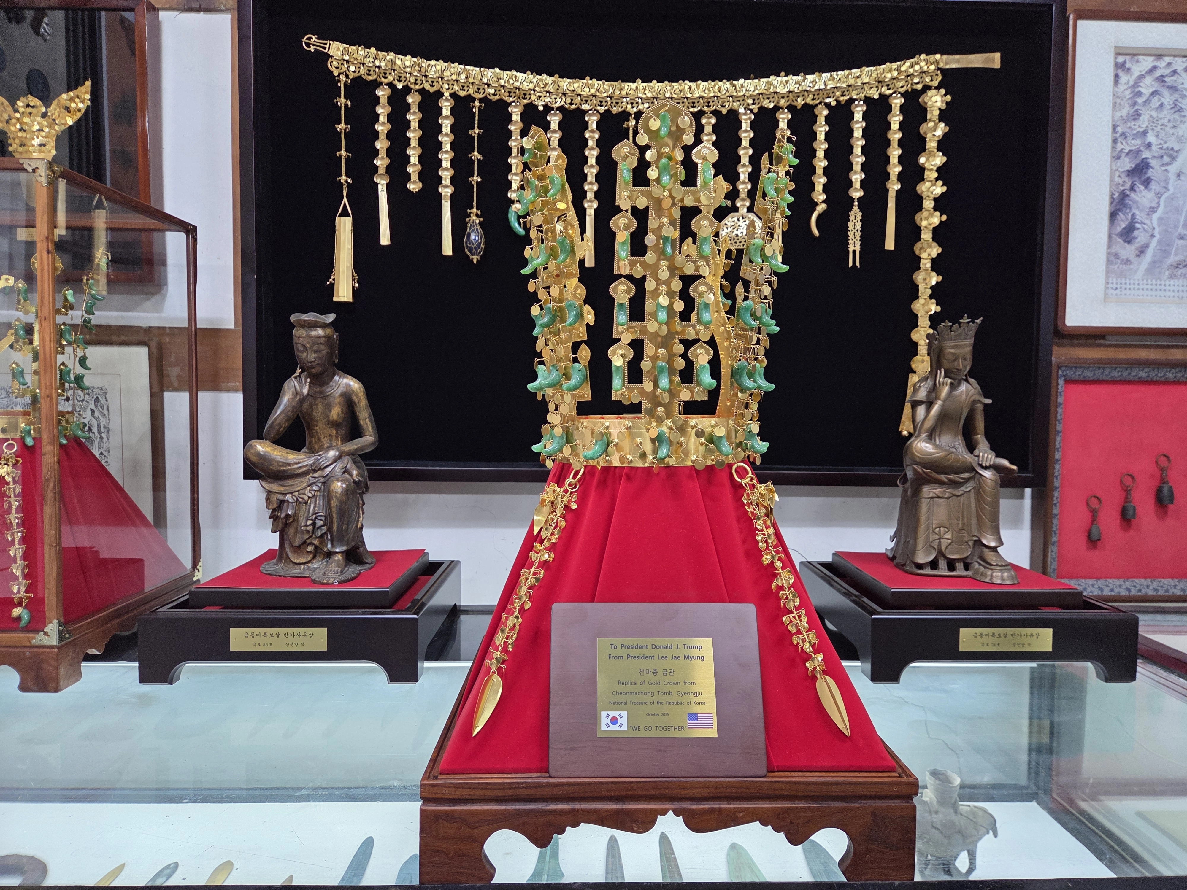 삼선방에 전시 중인 신라 천마총 금관 모형. 뒤는 김 대표가 직접 작업한 금동미륵보살반가사유상과 금관총 금제 허리띠 모형.