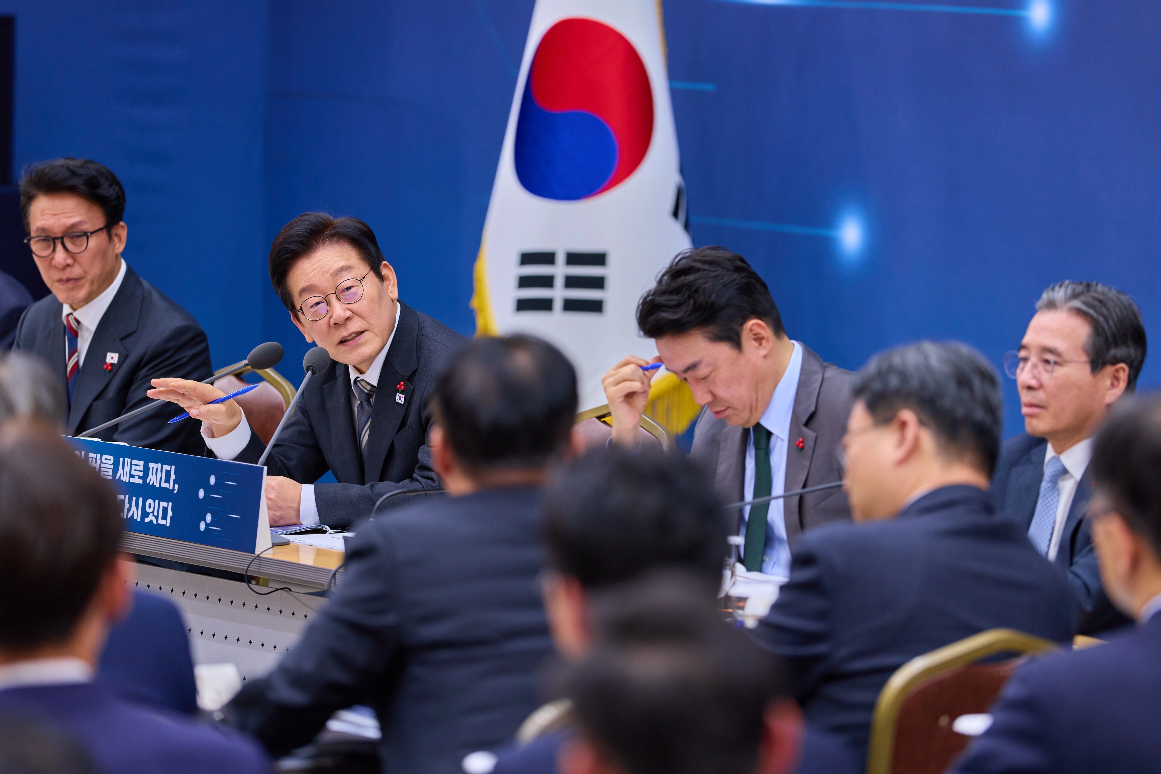 이재명 대통령, 국토교통부 업무보고 발언  이재명 대통령이 12일 세종시 정부세종컨벤션센터에서 열린 국토교통부 업무보고에서 발언하고 있다. 2025.12.12 대통령실 제공