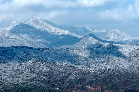 14일 서울 북악산 일대에 눈이 쌓여있다. 2025.12.14  연합뉴스