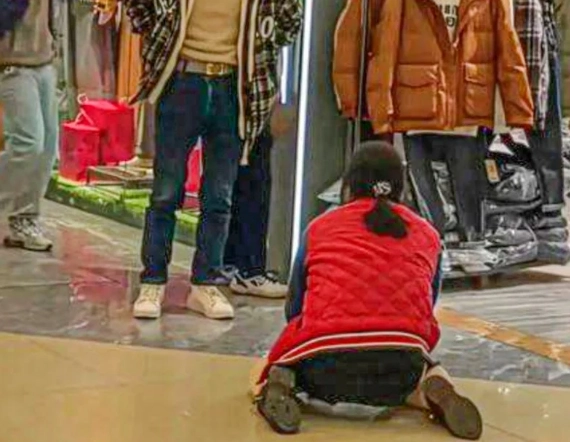 중국의 한 쇼핑센터에서 한 여성이 무릎을 꿇고 남편으로 추정되는 남성에게 패딩을 사달라고 애원하는 영상이 온라인상에서 빠르게 퍼지며 논란이 일고 있다. 바이두