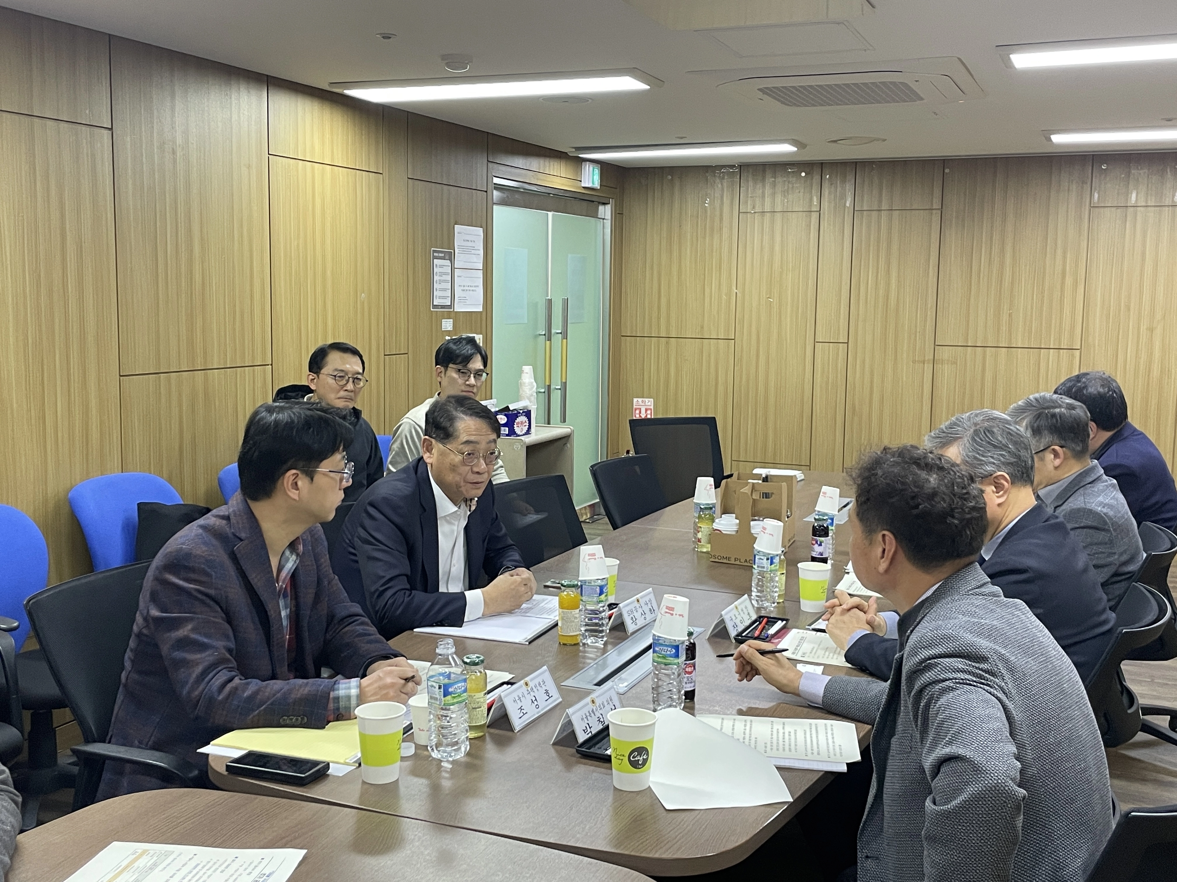지난 12일 서울시의회 별관 회의실에서 박칠성 서울시의원, 서울시 조성호 주택정책관, 황상하 서울주택개발공사 사장, 장인홍 구로구청장이 가리봉 구시장 부지 복합화 사업 추진을 위한 논의를 하고 있다.