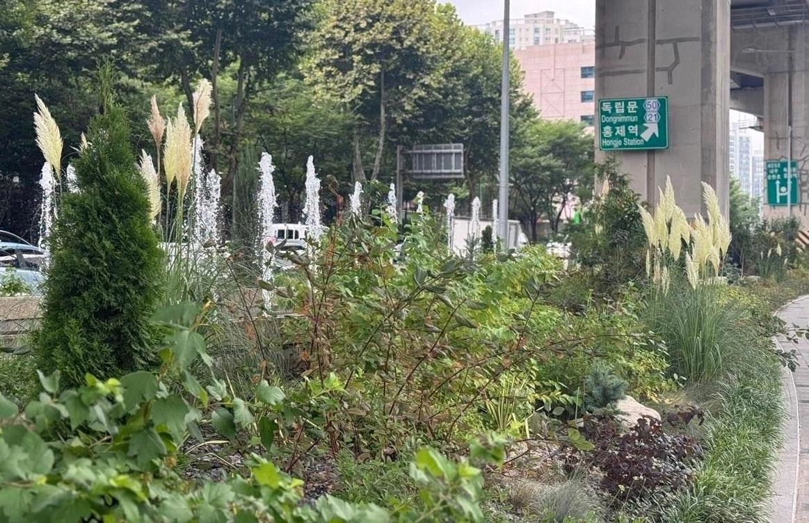 서울 서대문구 홍은사거리 내부순환도로 고가 하부 ‘그린아트길’ 

서대문구 제공