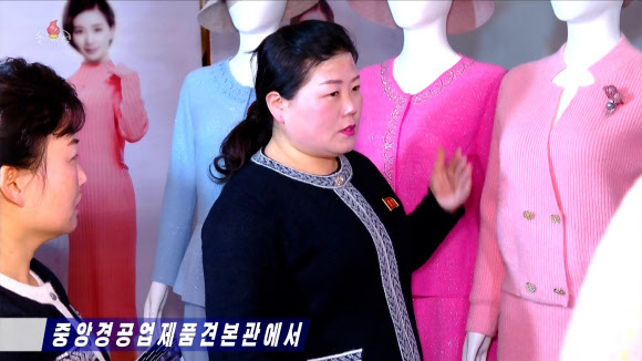 북한이 겨울철을 맞아 포근하고 산뜻한 계절옷차림에 대한 관심과 수요가 높아지고 있다고 조선중앙TV가 14일 보도했다. 중앙경공업제품견본관 기술준비실은 “지난시기 뜨개옷이라하면 속옷으로 입는다는 개념을 없애고 외출복으로도 입고 다닐 수 있게” 달린옷(원피스) 등을 제작해 생산단위들에 기술과 경험을 보급하고 있다고 방송은 전했다. 2025.12.15 조선중앙TV 화면