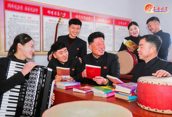 북한 노동당 기관지 노동신문은 15일 원산통풍기공장에서 청년들과의 사업에 “깊은 관심을 돌리고 있다”고 보도했다.  평양 노동신문 뉴스1