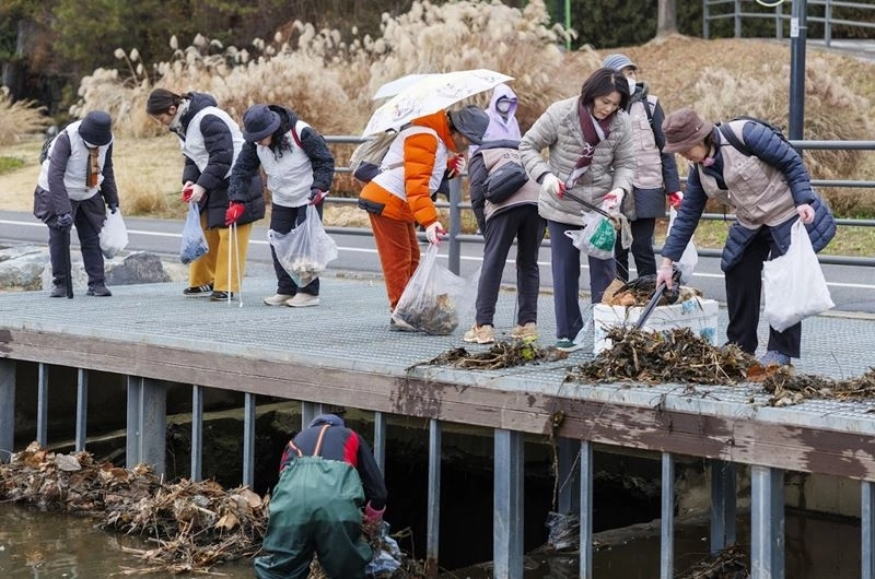 고덕천 정화활동을 펼치고 있는 박춘선 의원과 단체 회원들