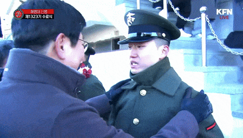 박정희 전 대통령의 장손인 세현(오른쪽)씨가 지난 4일 해병대 병사 수료식에서 아버지 박지만 EG회장에게 경례하고 있다. 국방홍보원 유튜브 캡처