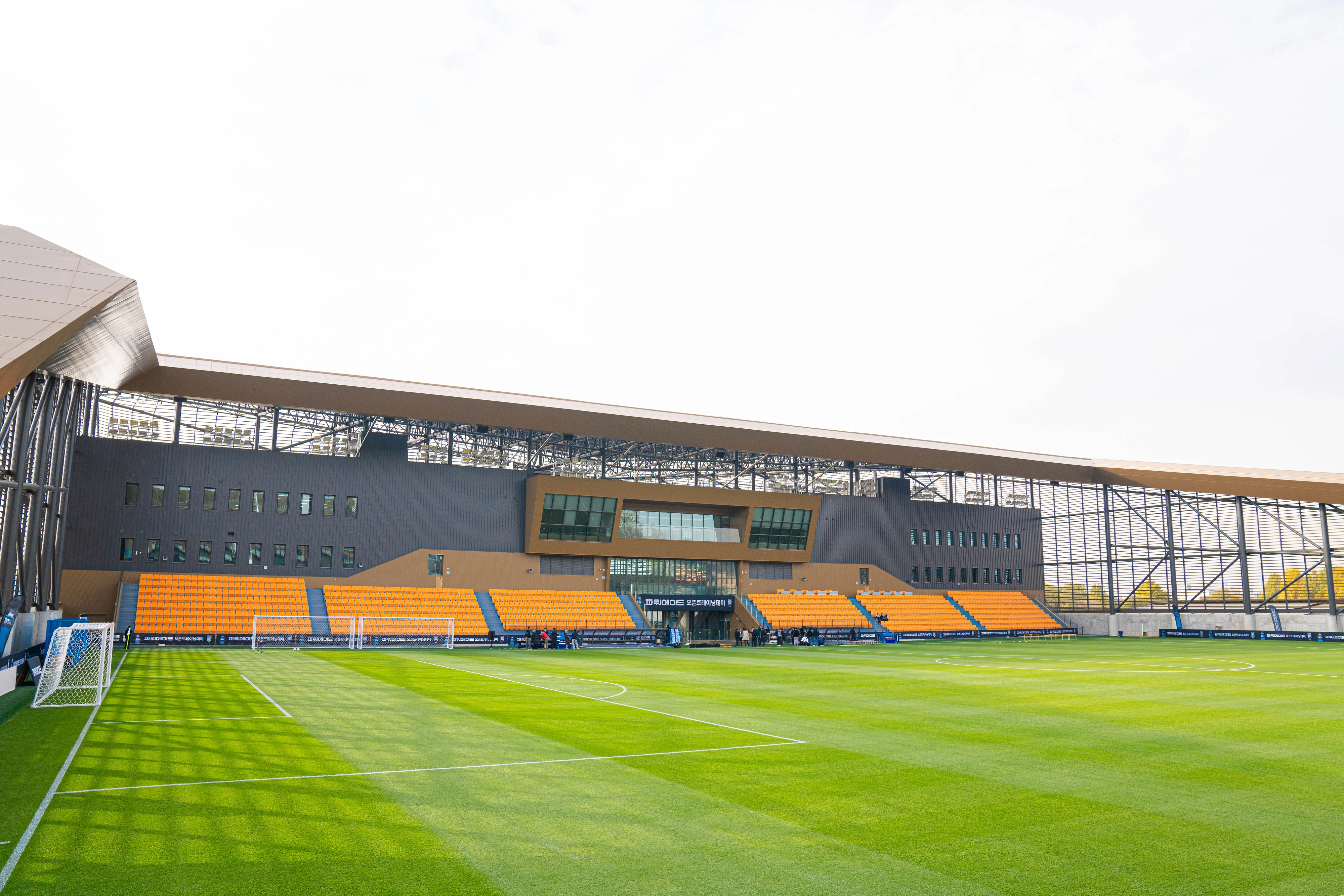 코리아풋볼파크 스타디움 내부 축구장. 천안시 제공