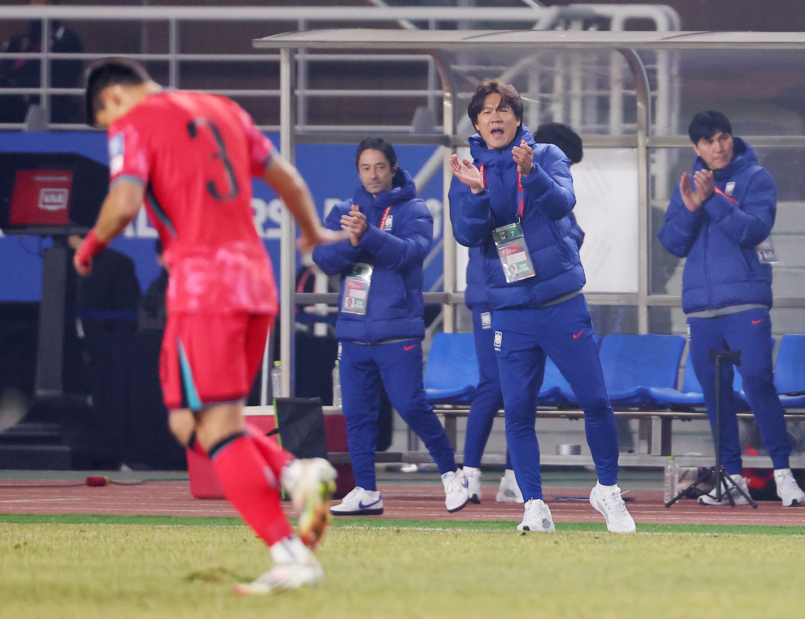 이태석 격려하는 홍명보 감독  이태석 격려하는 홍명보 감독
    (고양=연합뉴스) 김도훈 기자 = 20일 경기도 고양종합운동장에서 열린 2026 북중미 월드컵 아시아 3차 예선 B조 7차전 대한민국과 오만의 경기. 홍명보 감독이 중거리 슛을 시도한 이태석을 향해 격려의 박수를 보내고 있다. 2025.3.20
    superdoo82@yna.co.kr
(끝)


<저작권자(c) 연합뉴스, 무단 전재-재배포, AI 학습 및 활용 금지>