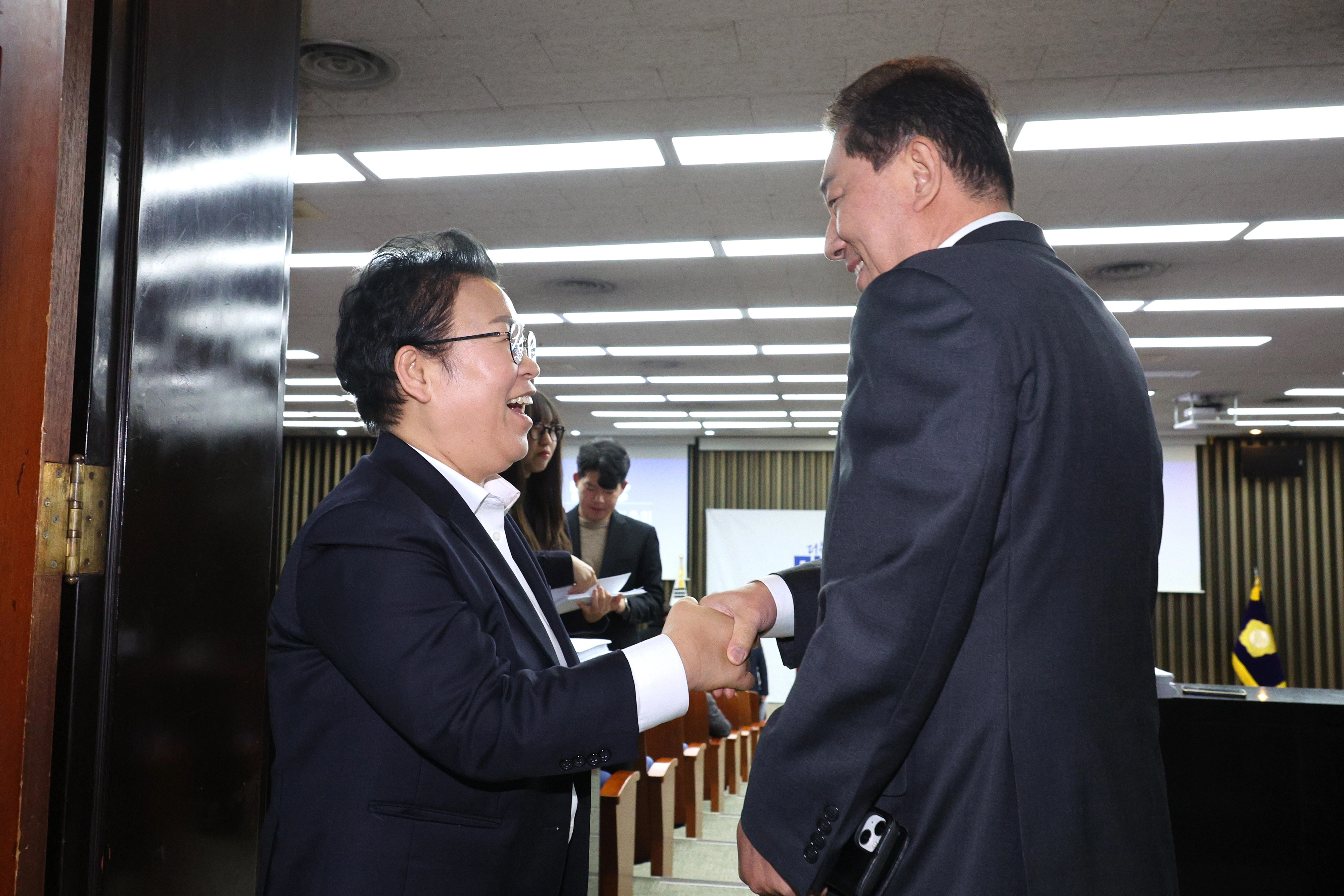 문정복 의원과 인사하는 김병기  김병기(오른쪽) 더불어민주당 원내대표가 16일 국회에서 열린 비공개 의원총회에서 최고위원에 출마한 문정복 의원과 인사하고 있다. 2025.12.16