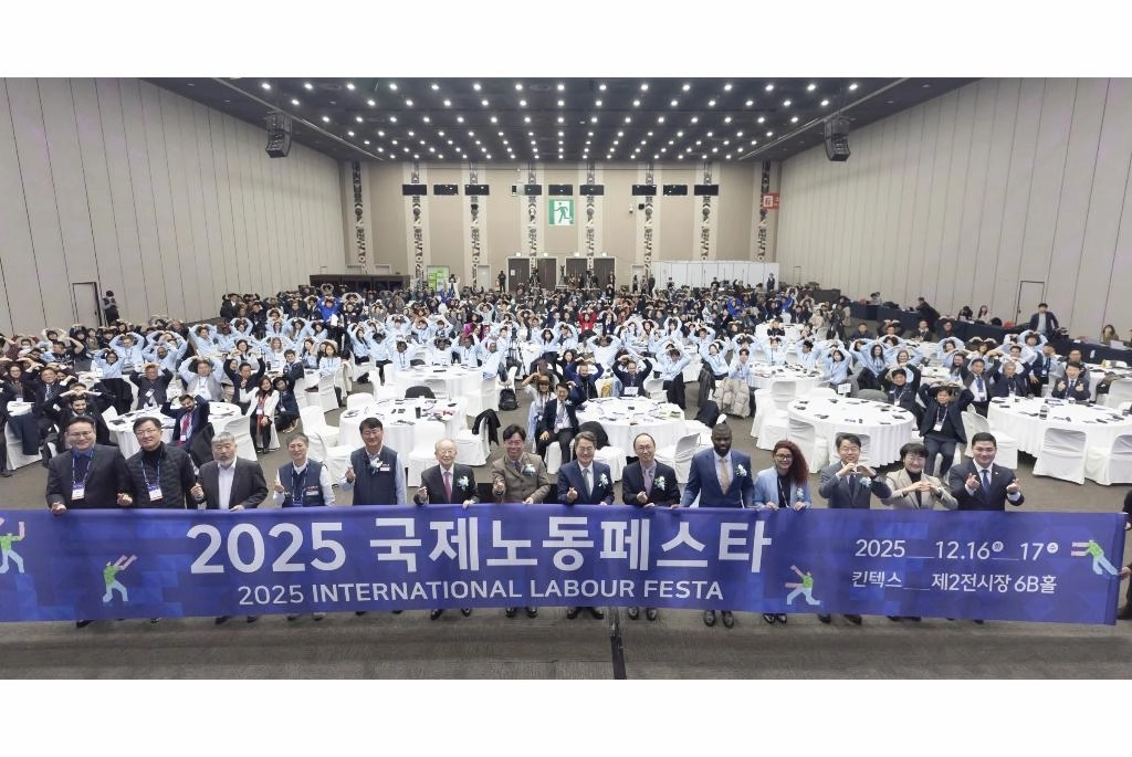 16일 2025 국제노동페스타 개막식에서 김동연 경기도지사, 김영훈 고용노동부 장관, 김동명 한국노총위원장, 양경수 민주노총위원장, 손경식 한국경총회장, 박홍배 국회의원, 고은정 도의원, 최민 도의원, 국내,외 노동단체, Youth100 등이 기념 촬영을 하고 있다. (경기도 제공)