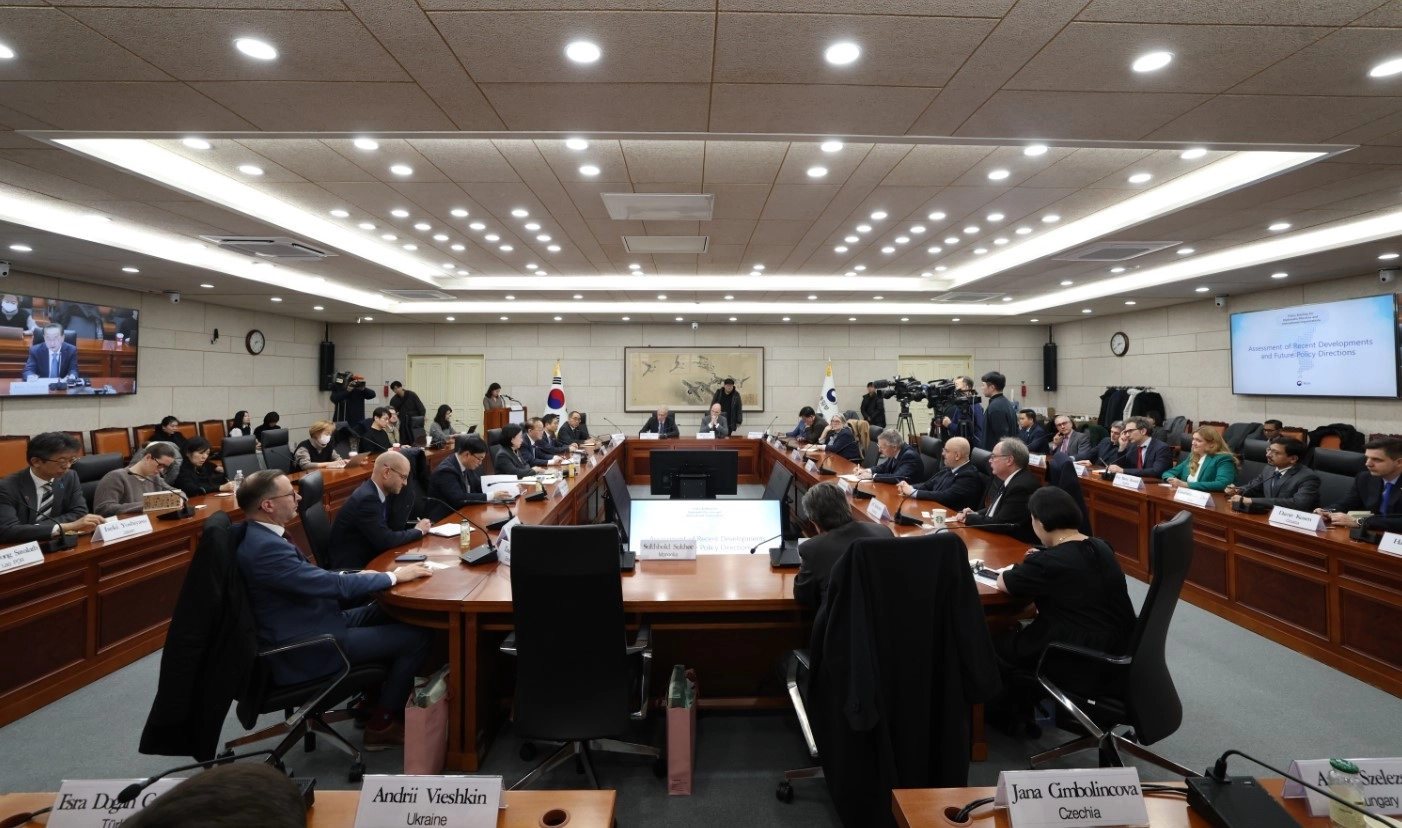 통일부, 주한 대사 및 국제기구 관계자 초청 정책설명회 개최  통일부는 16일 주한 대사 및 국제기구 한국사무소 대표를 초청해 남북회담본부에서 정책설명회를 개최했다고 밝혔다. 이번 설명회에는 호주 등 한반도 클럽(남북 대사 겸임 국가) 14개국, 스웨덴 등 평화클럽(주북 공관 보유국가) 13개국, 유럽연합(EU) 회원국, 일본 공관에서 온 대사·대사대리·공관차석을 비롯해 국제적십자위원회(ICRC)와 유니세프(UNICEF) 등 4개 국제기구 관계자까지 총 41개 기관이 참석했다. 2025.12.16.
통일부 제공