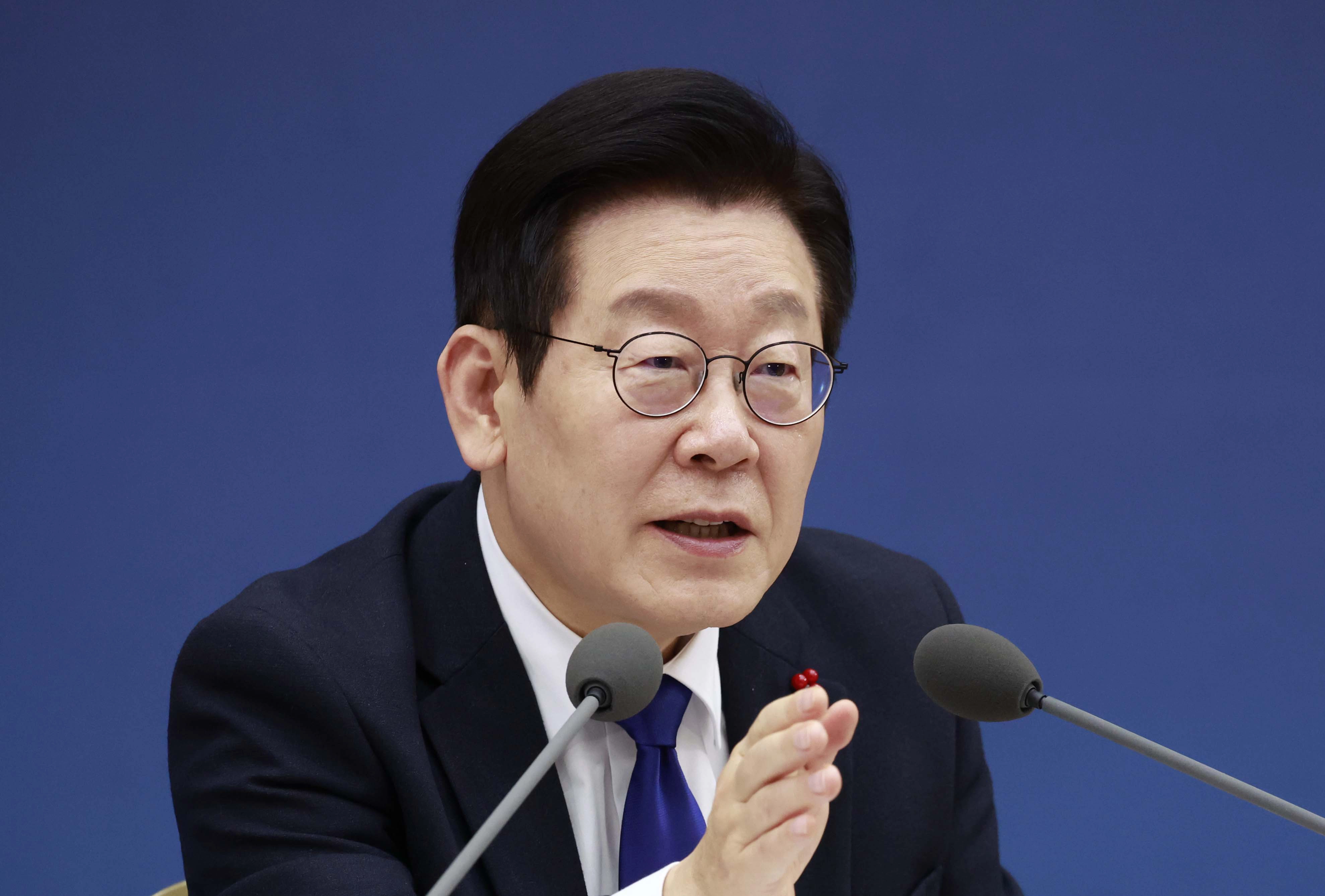 발언하는 이재명 대통령  이재명 대통령이 16일 정부세종컨벤션센터에서 열린 문화체육관광부(국가유산청)·국민권익위원회 업무보고에서 발언하고 있다. 2025.12.16 대통령실통신사진기자단