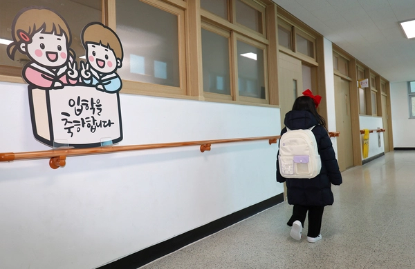 아이의 울음소리를 듣는 일이 귀해졌다. 올해 인천 강화군 교동초등학교에서 입학식을 마친 1학년 신입생이 교실로 이동하고 있다. 
연합뉴스