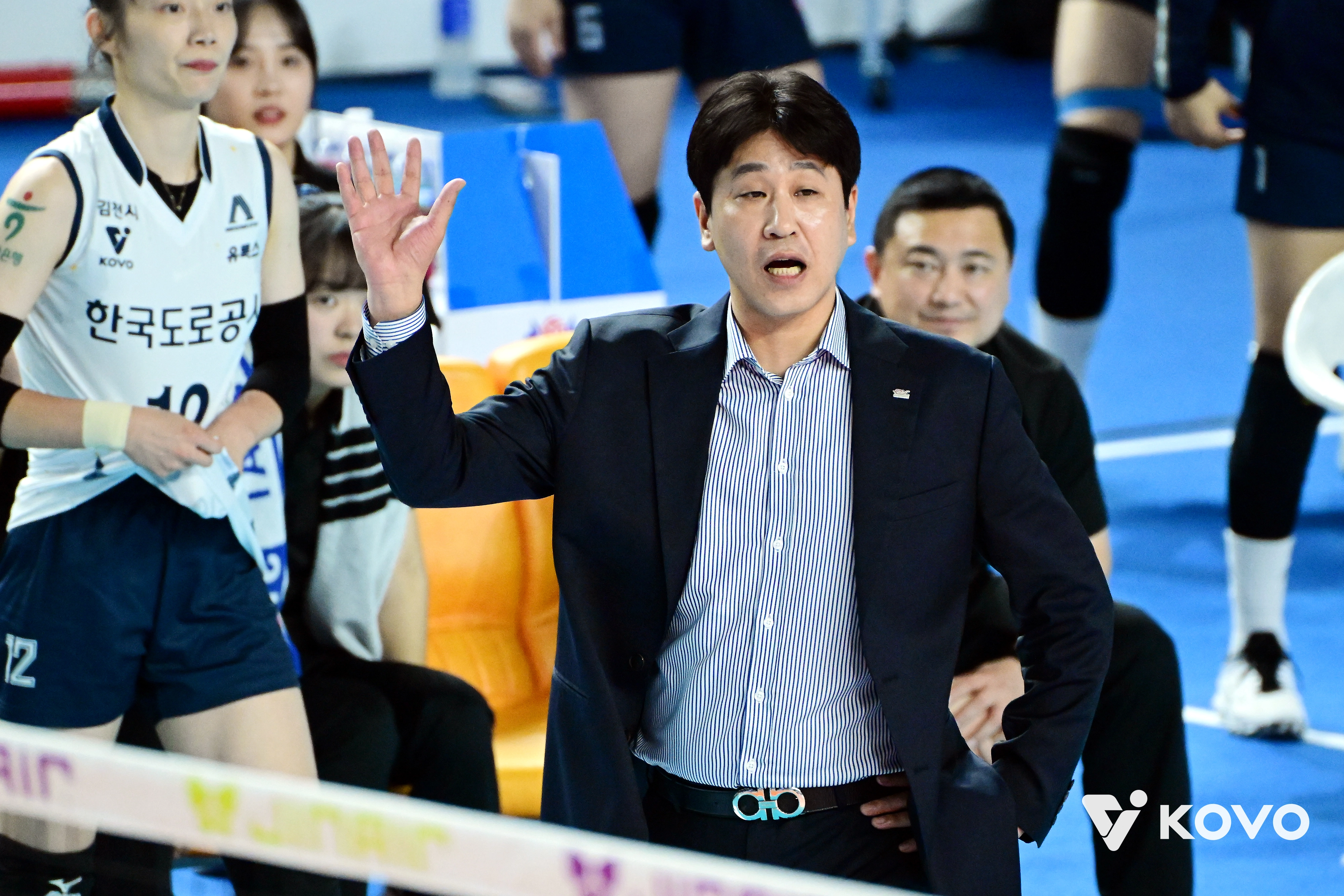 기다릴 대(待)  김종민 한국도로공사 감독. 
한국배구연맹 제공