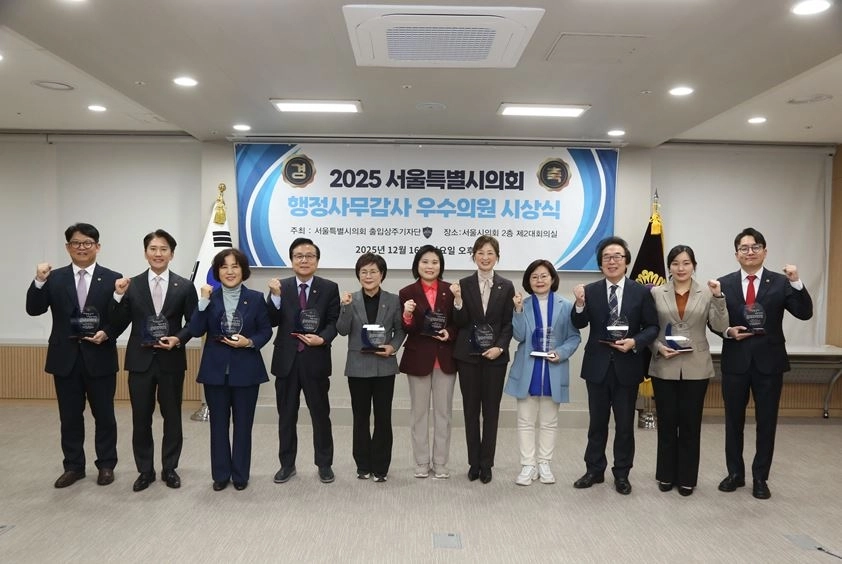 기념촬영 하는 강석주 의원(왼쪽에서 네 번째)