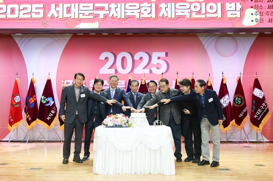 테이프 커팅식을 하는 김용일 의원(왼쪽에서 두 번째)