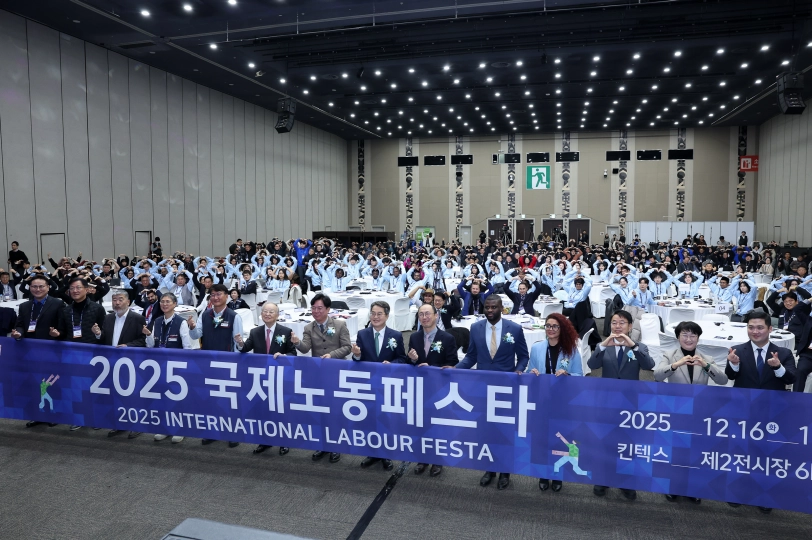 ‘2025 경기도-ILO-노동부 국제노동페스타’ 개막식 참석자들이 단체 기념촬영을 하고 있다.(사진=경기도의회)