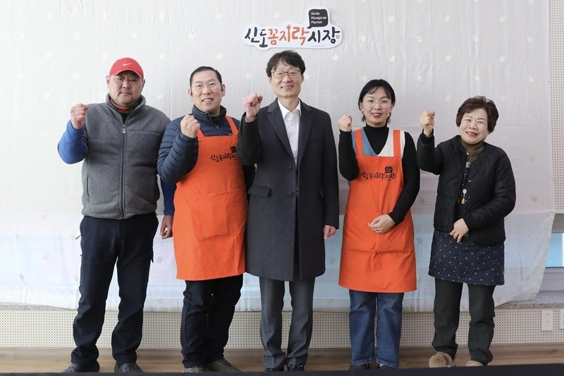 신도시장 상인회 대표들과 기념촬영하는 이명호 국가데이터처 차장  이명호 국가데이터처 차장이 17일 대전 동구 소재 신도시장을 방문해 상인회 대표들과 애로사항 청취 등 간담회를 가진 뒤 기념촬영을 하고 있다. (사진=국가데이터처 제공)